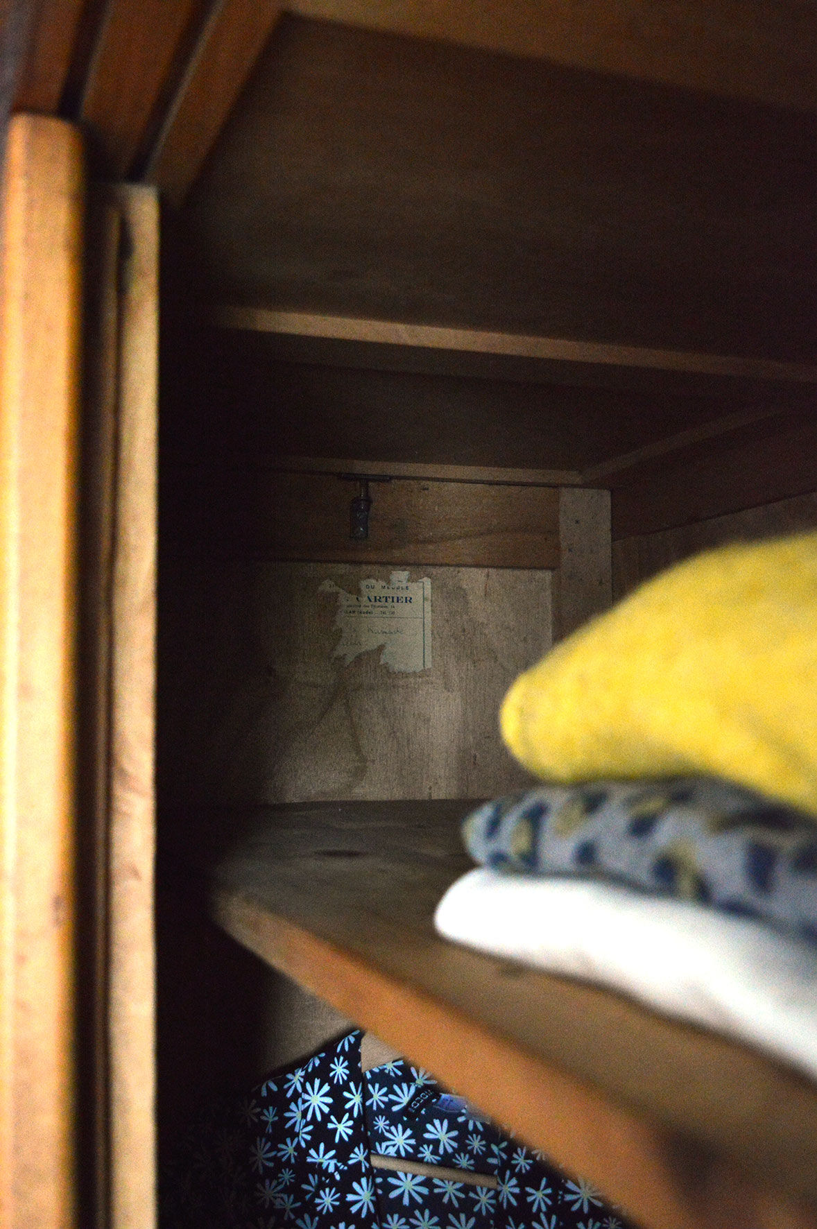 Wardrobe in blond wood