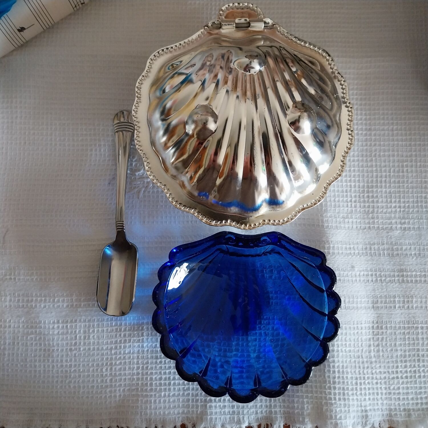 Shell-shaped silver-plated butter dish Jacques made in England.