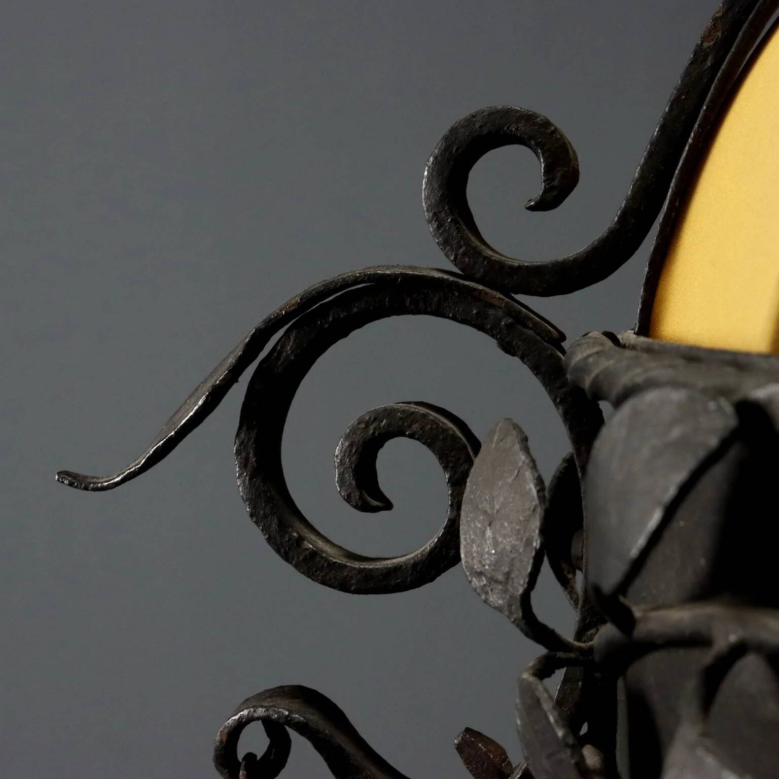 Lampe ancienne Art nouveau en fer forgé, Italie, XXe siècle