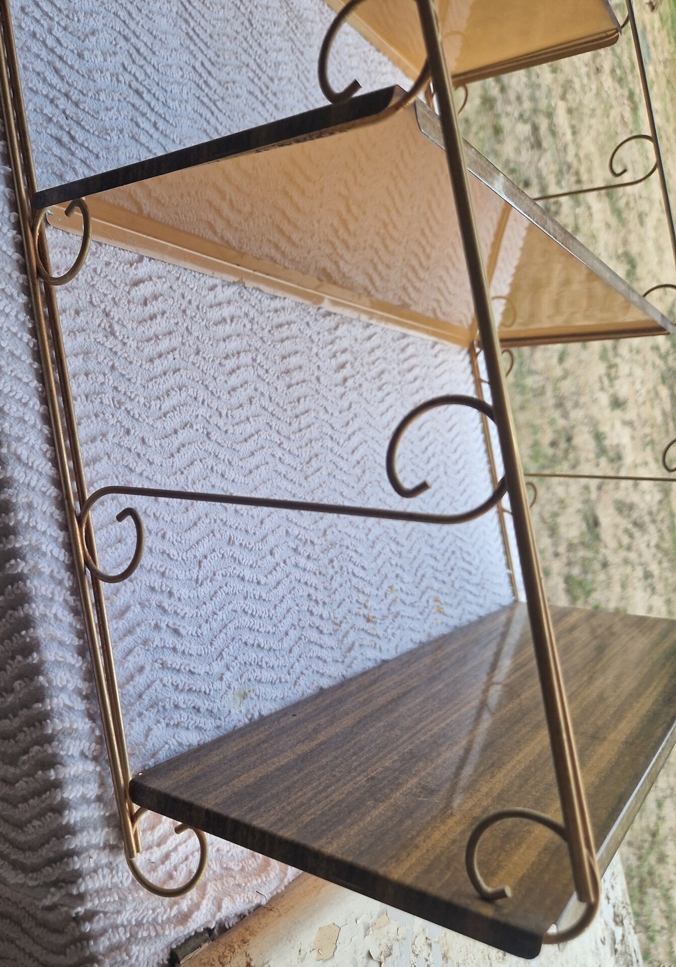 Wall shelf in metal with slanted shelves