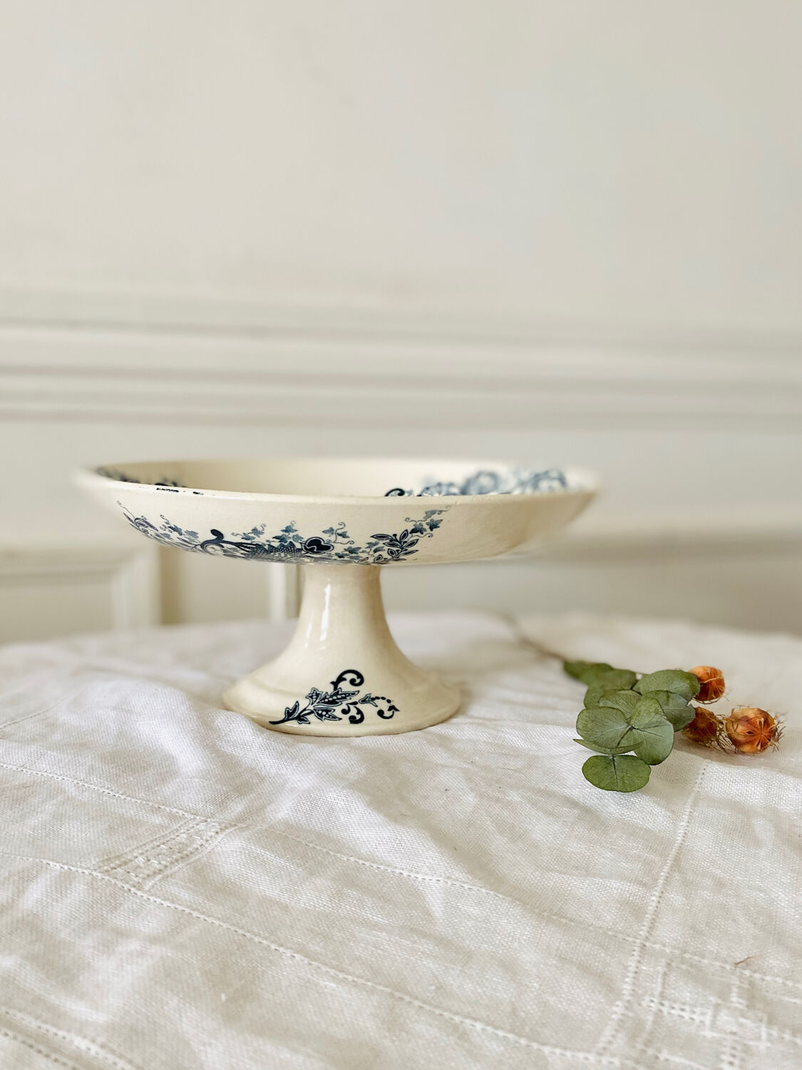 Serving dish with foot and old compotier in iron clay Sevigné HB & Cie