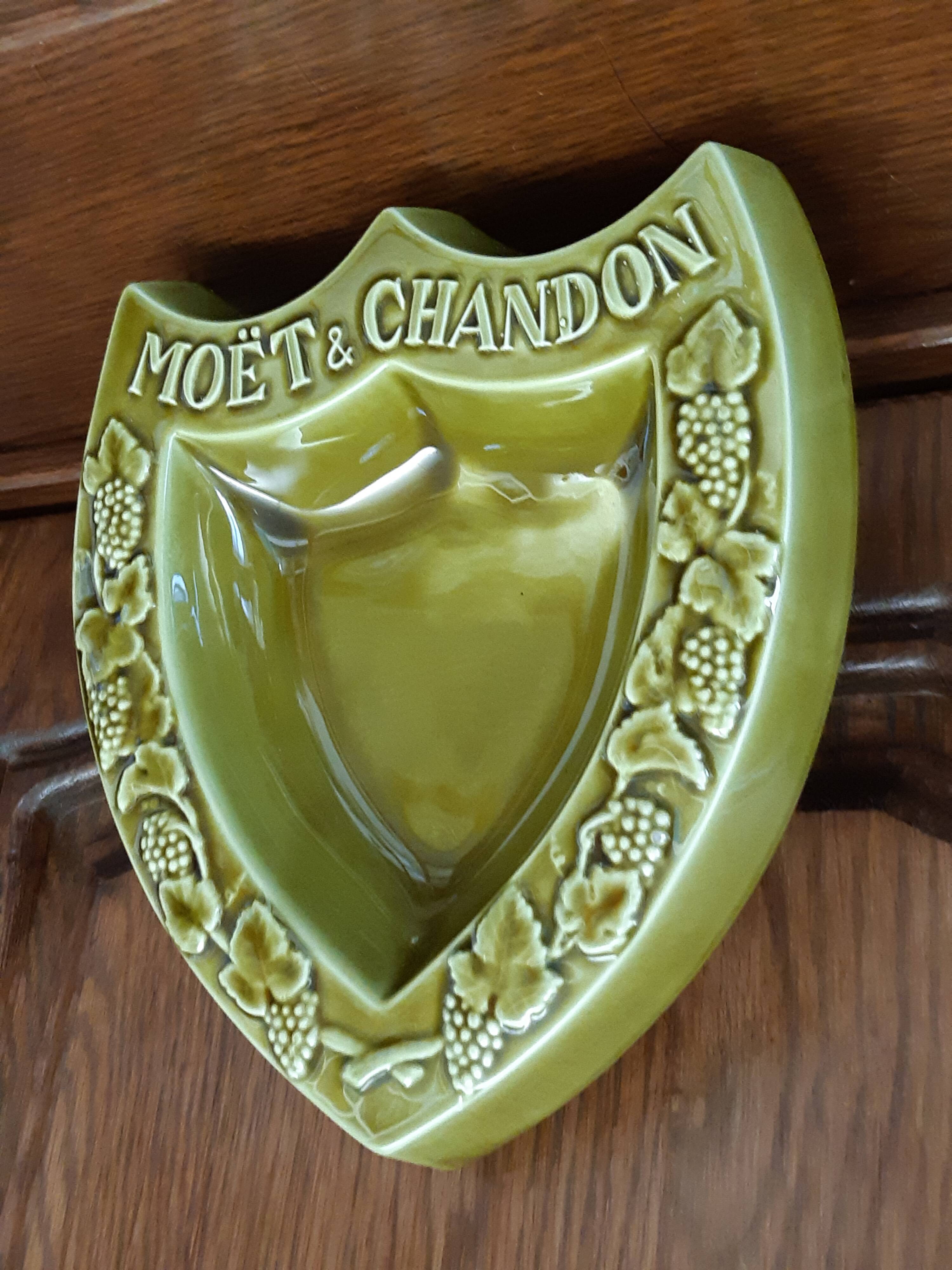 Ashtray coat of arms moet and chandon in ceramic, proceram aubagne france, signed