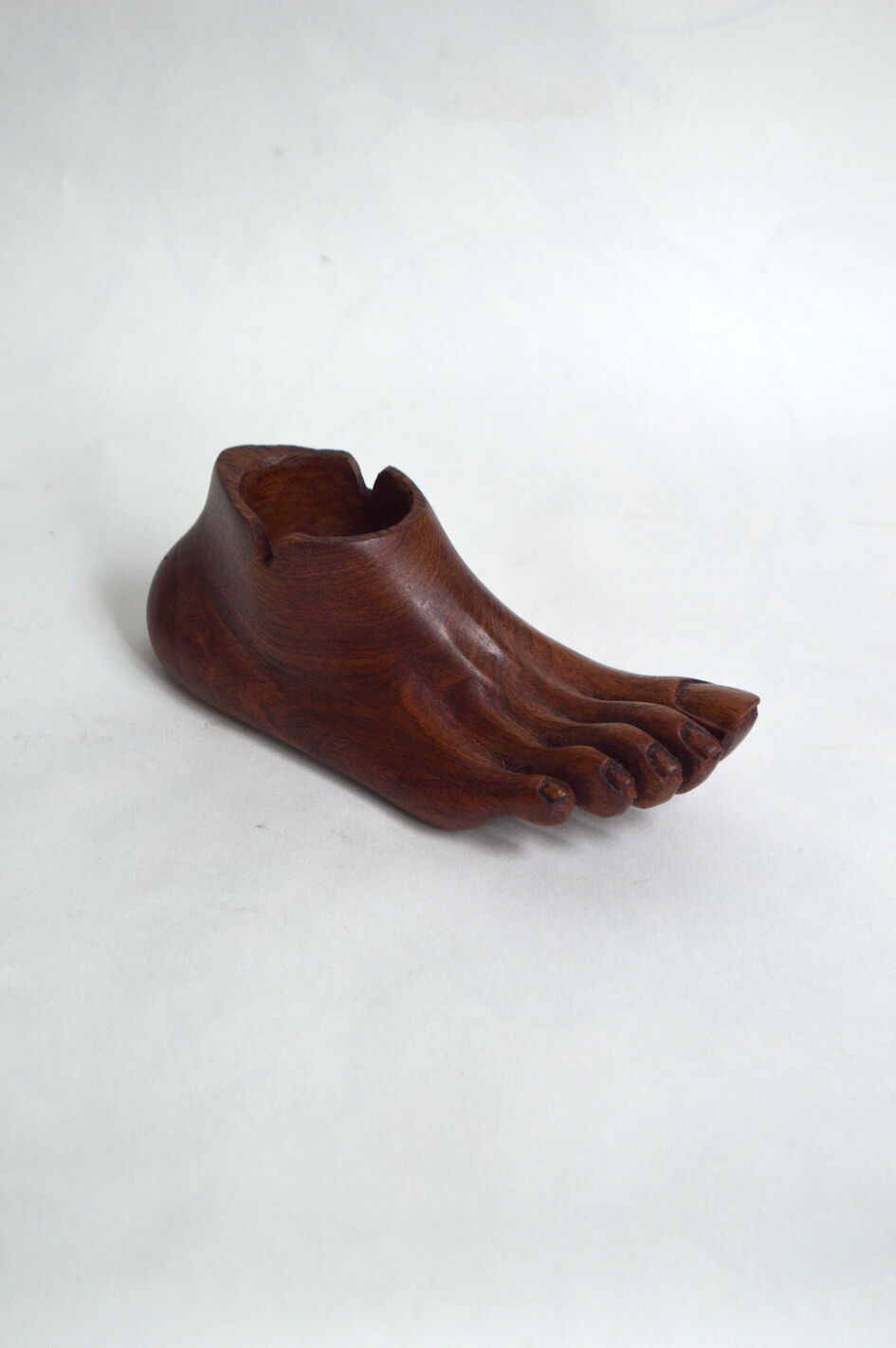 Cendrier pied en bois sculpté
