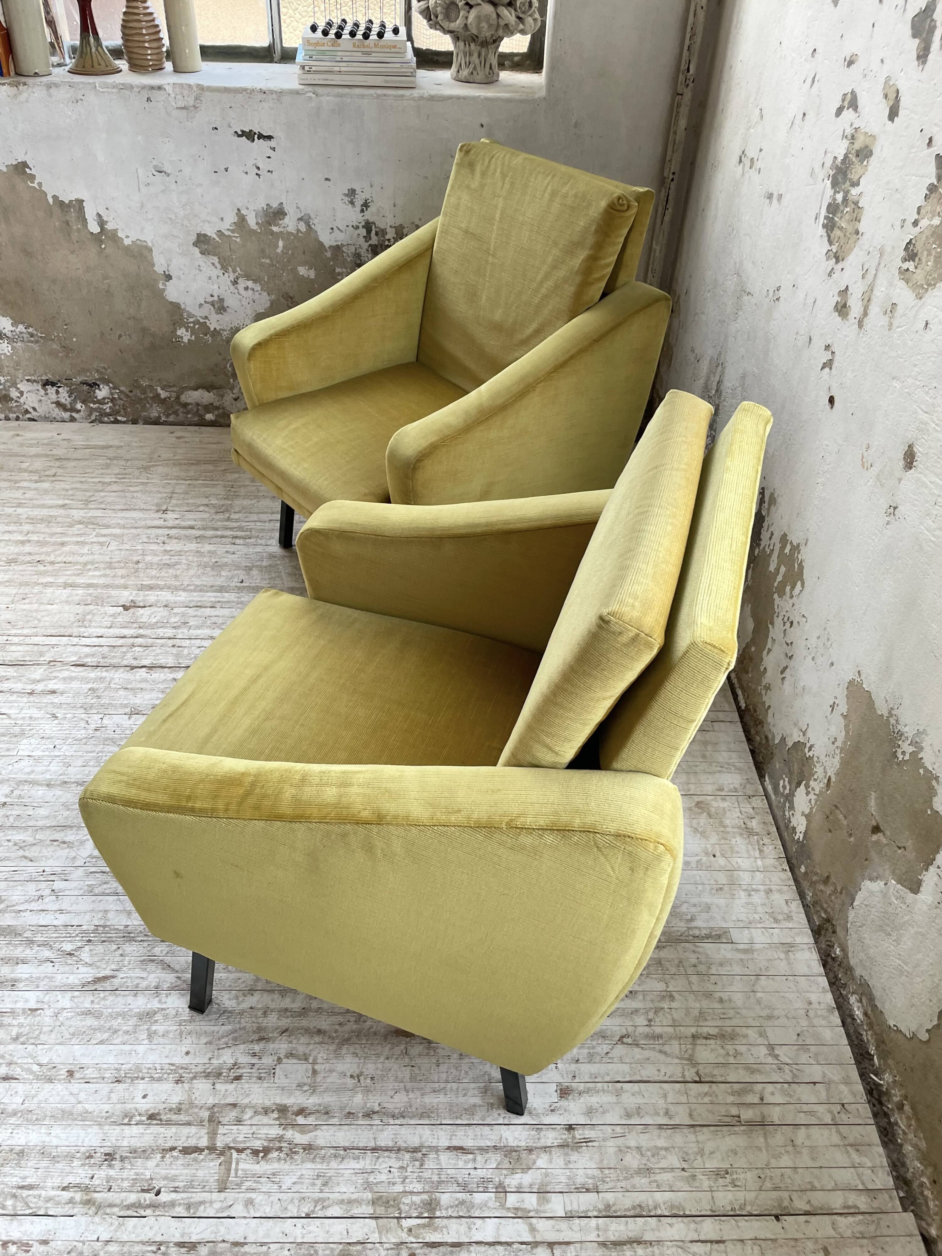Paire de chauffeuses fauteuils vintage velours jaune