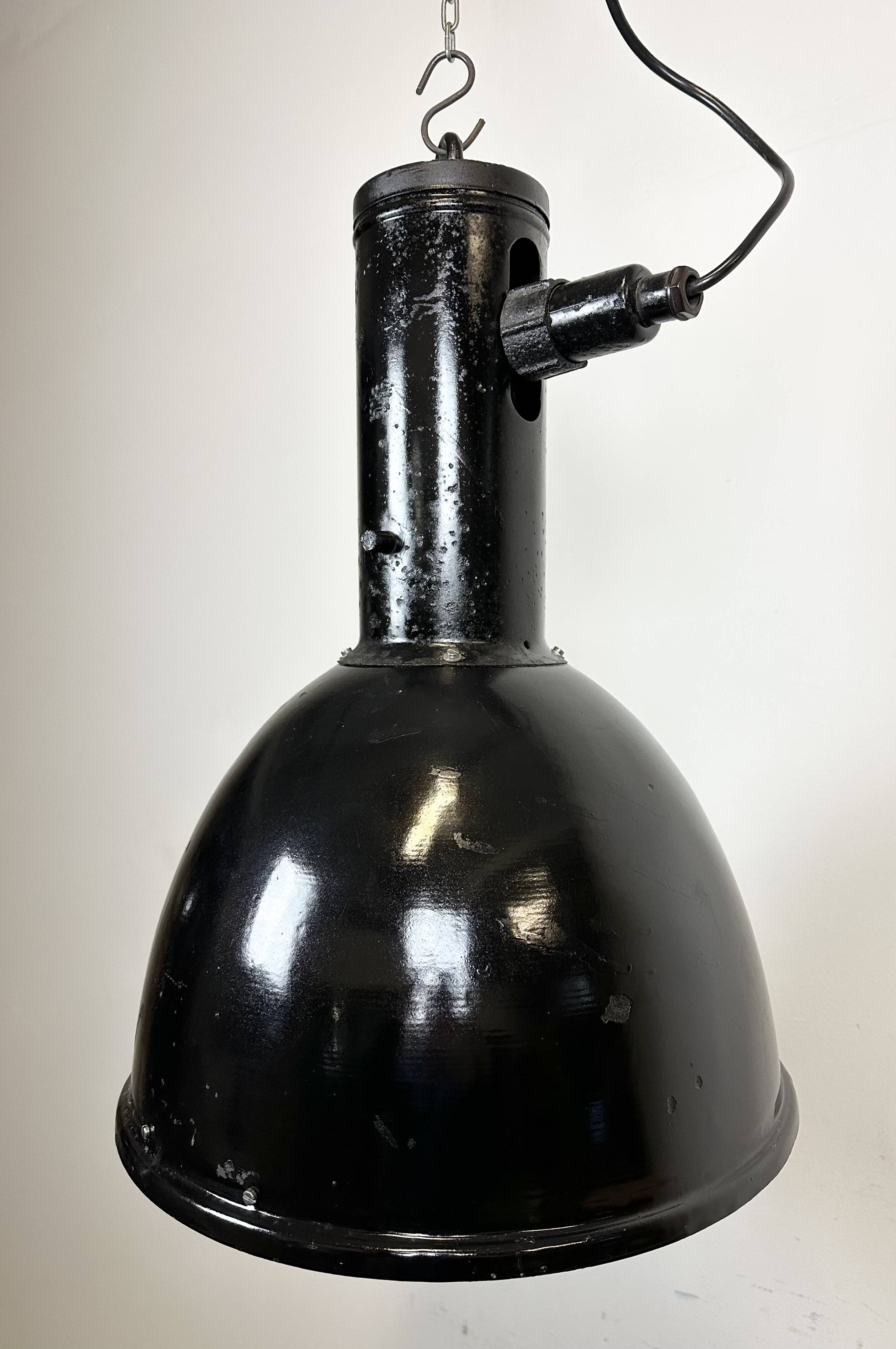 Suspension industrielle en émail noir, 1950s