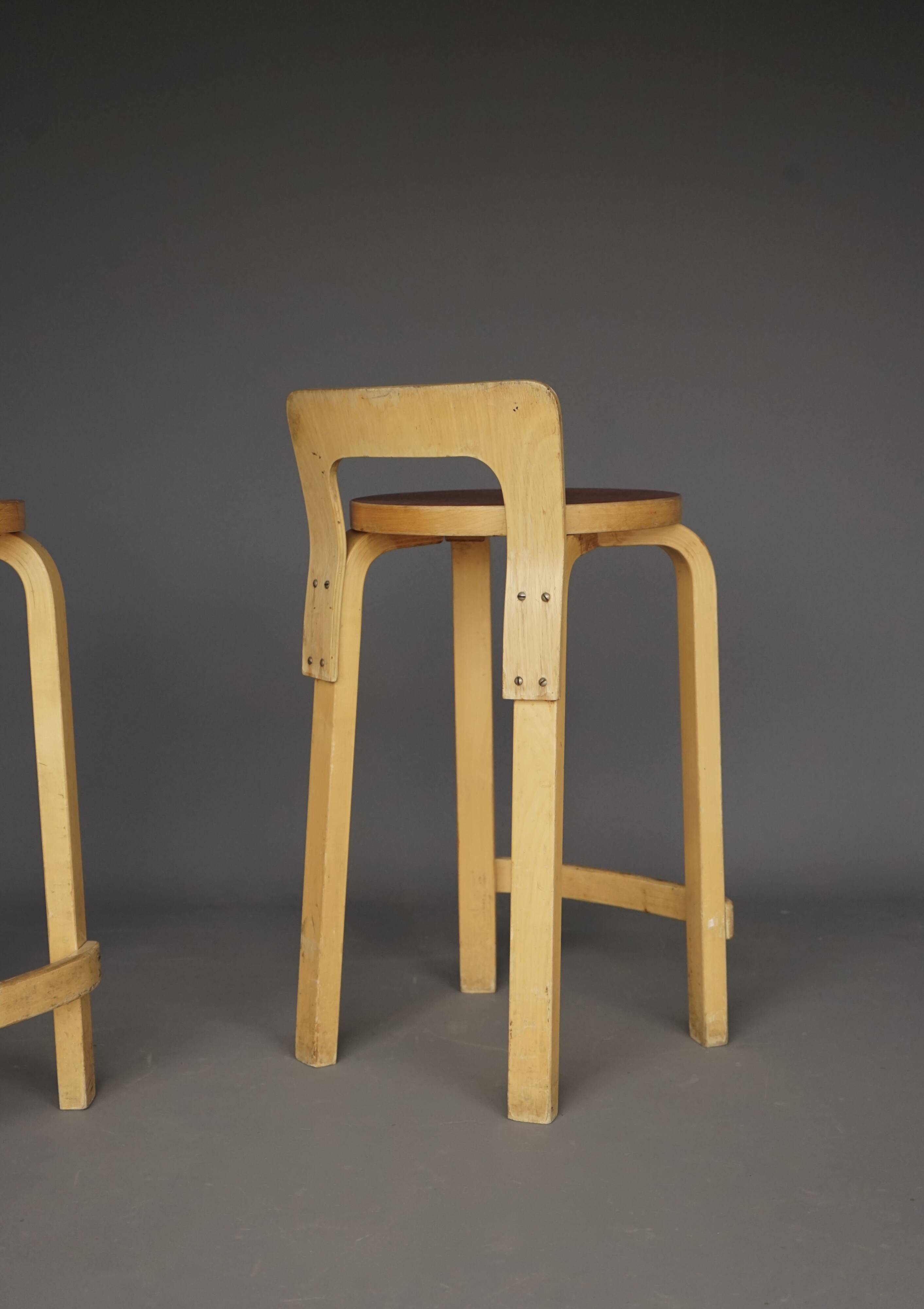 Tabourets de bar Alvar Aalto modèle K65 pour Artek, années 1950. Lot de 2.