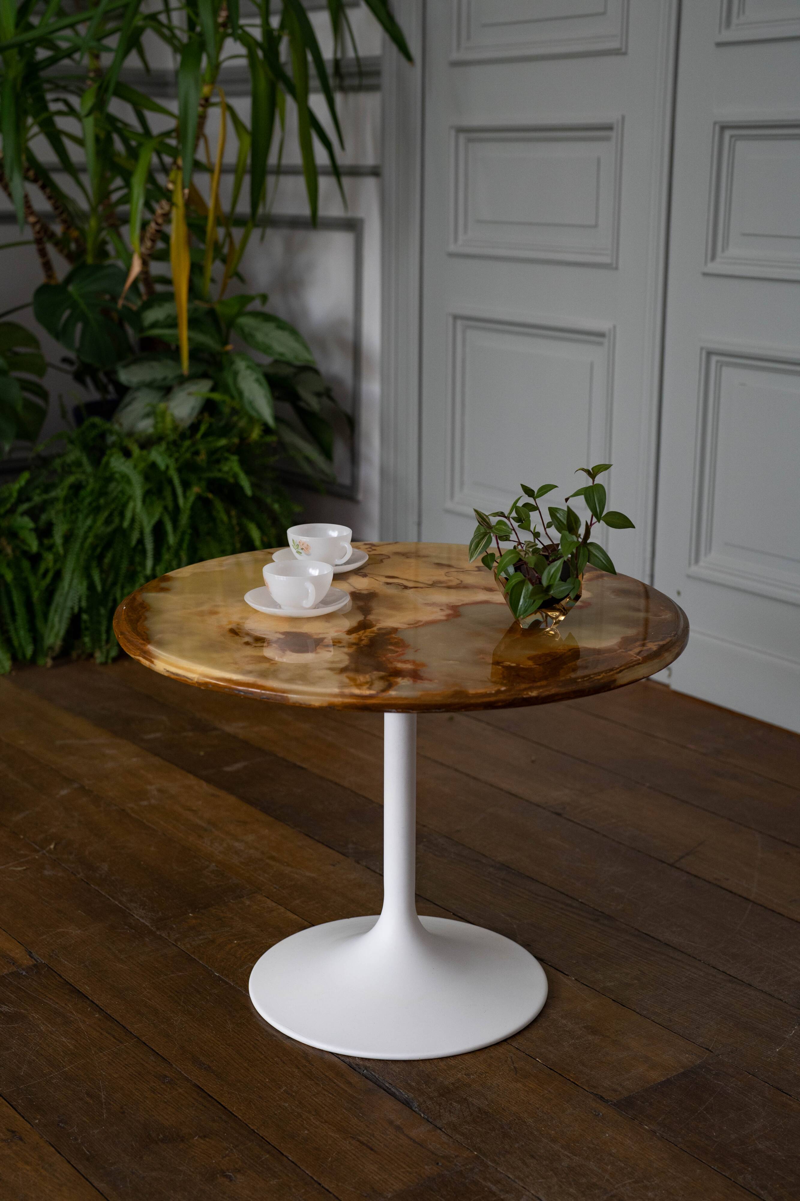 Onyx side table with tulip base
