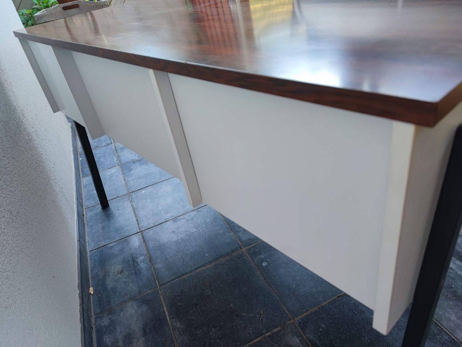 Minimalist formica desk