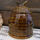 Pot à miel en forme de ruche décoré d'abeilles