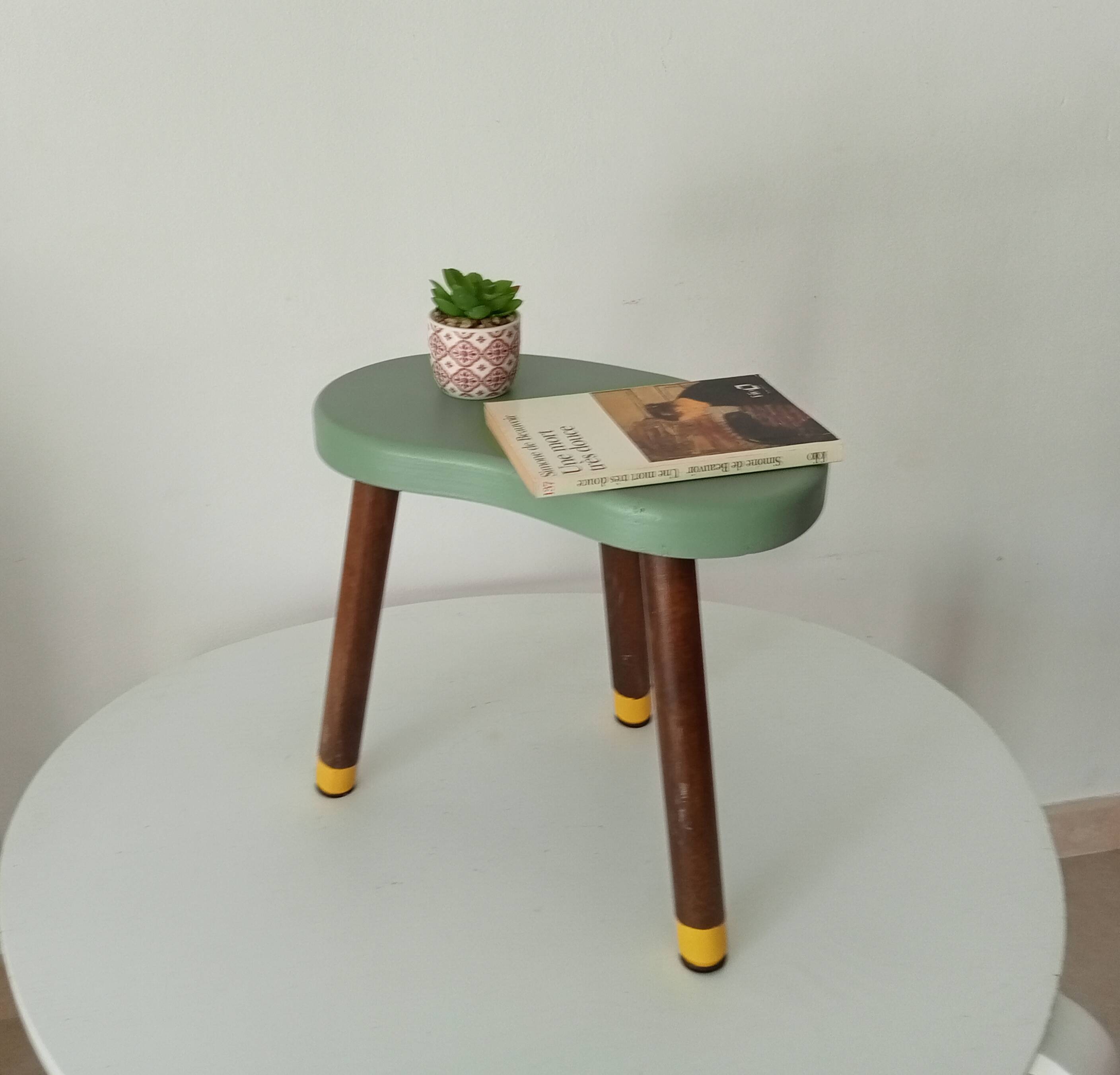 Vintage tripod bean stool from the 60s/70s