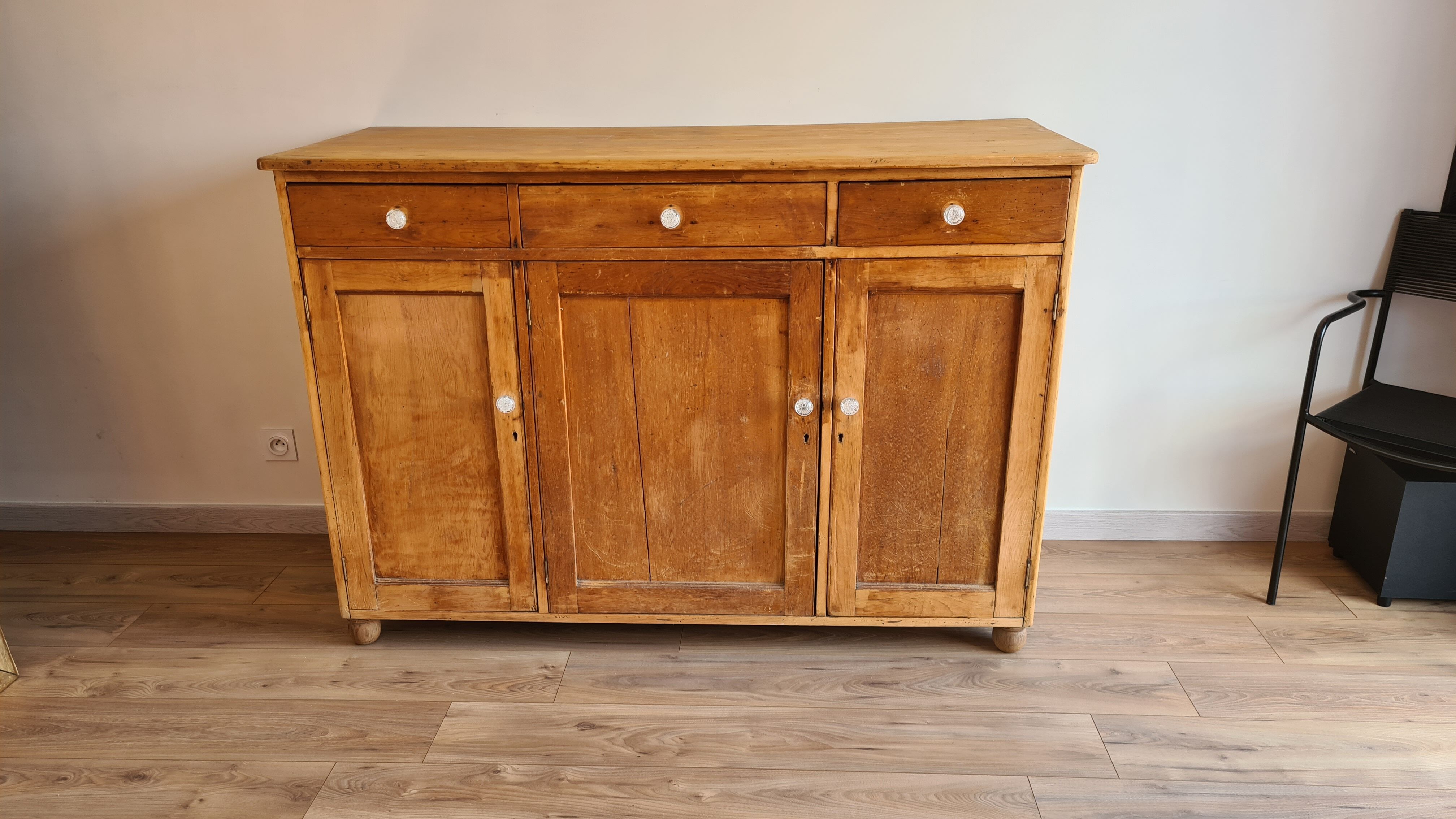 English buffet in pine of the nineteenth century