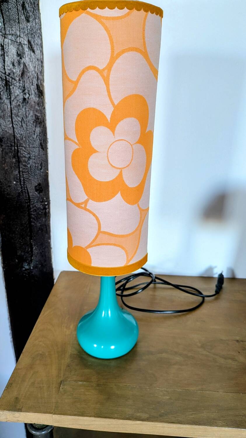 Lampe vintage 70s upcyclée, pied turquoise et abat-jour floral orange