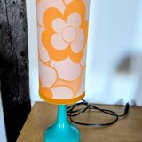 Lampe vintage 70s upcyclée, pied turquoise et abat-jour floral orange