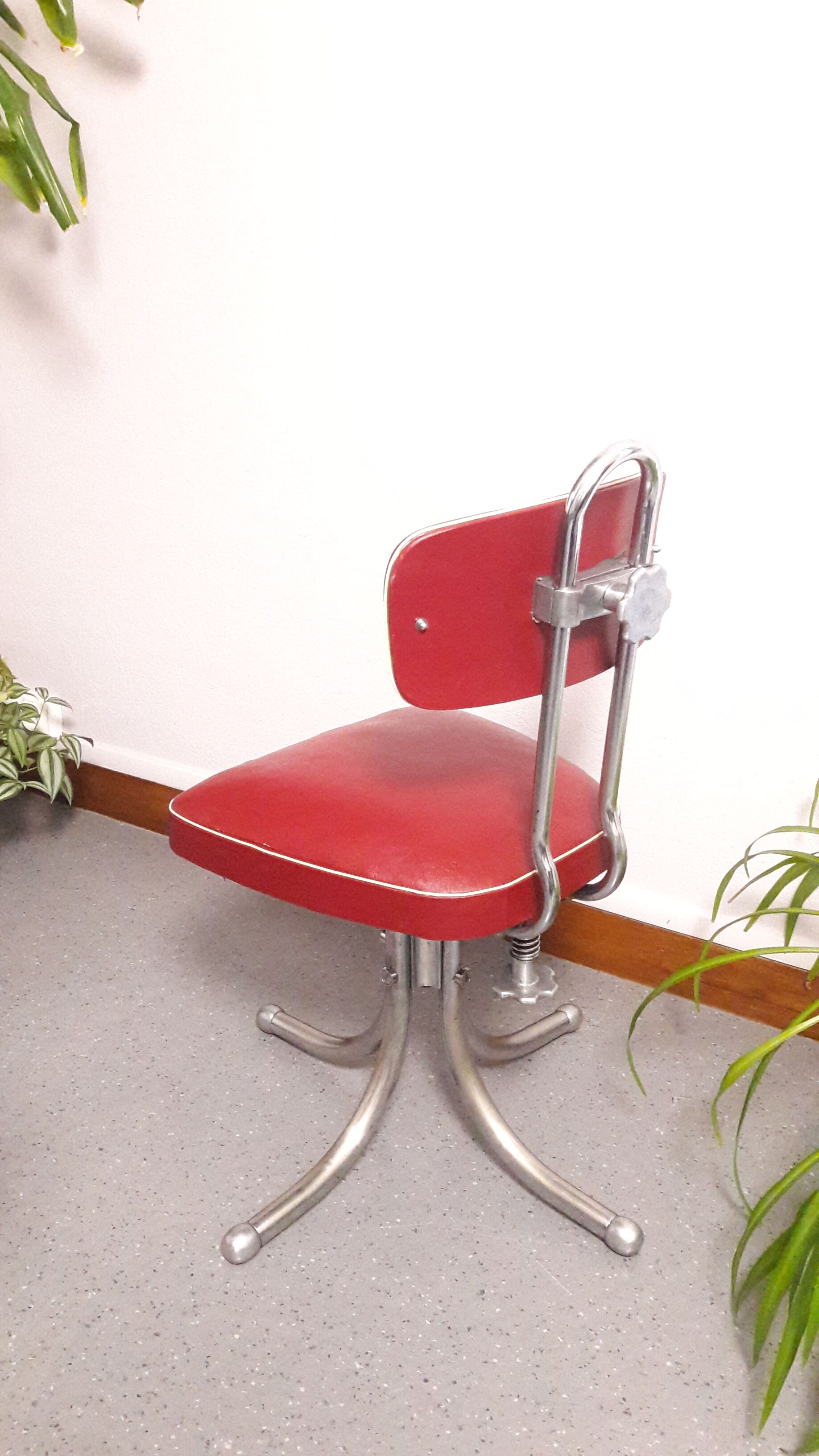 Chaise pivotante skaï bordeau 1960