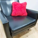 Fauteuil en skaï noir, années 1960