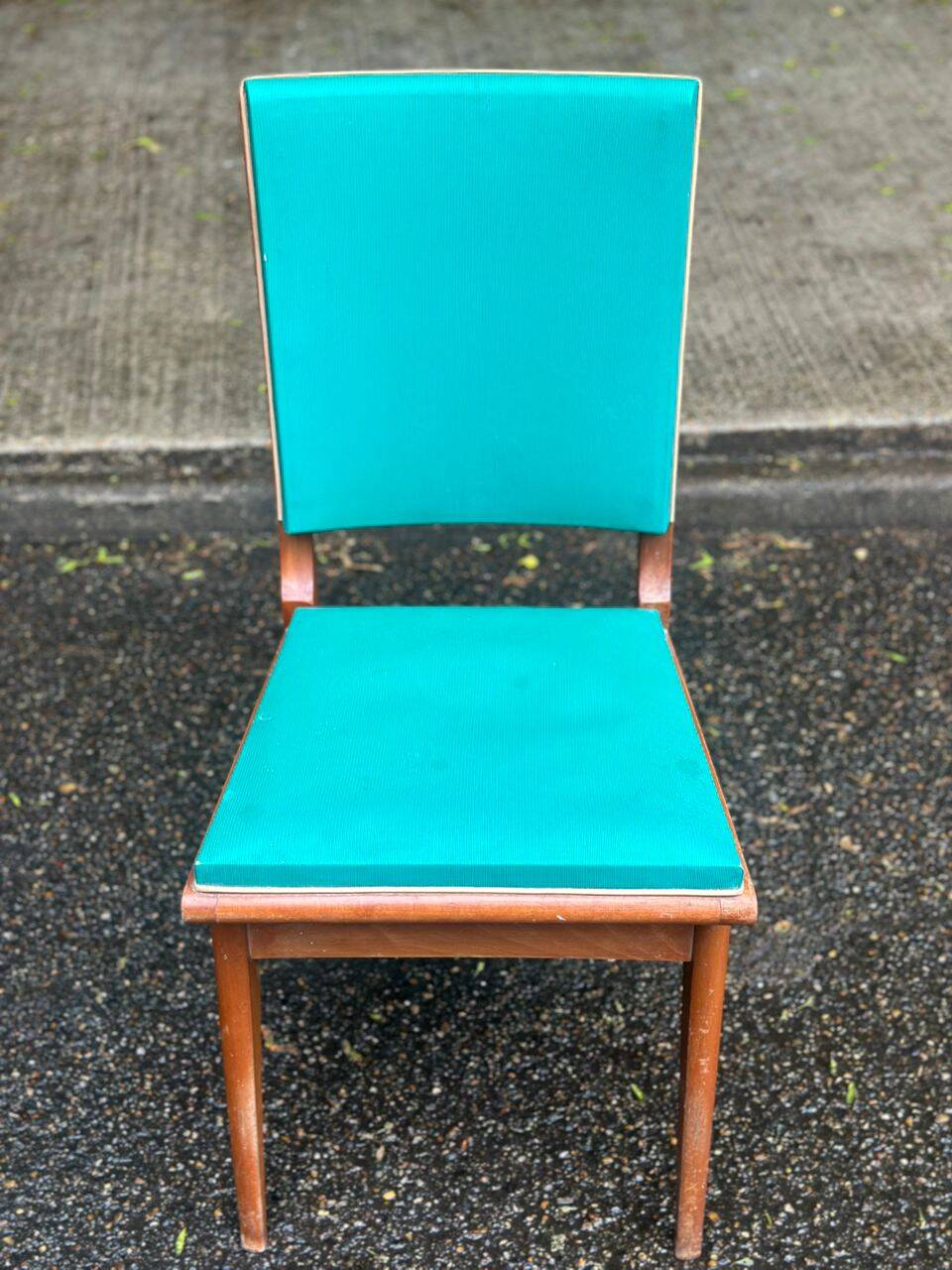 Scandinavian chair in solid oak and blue leather from the 1950s.