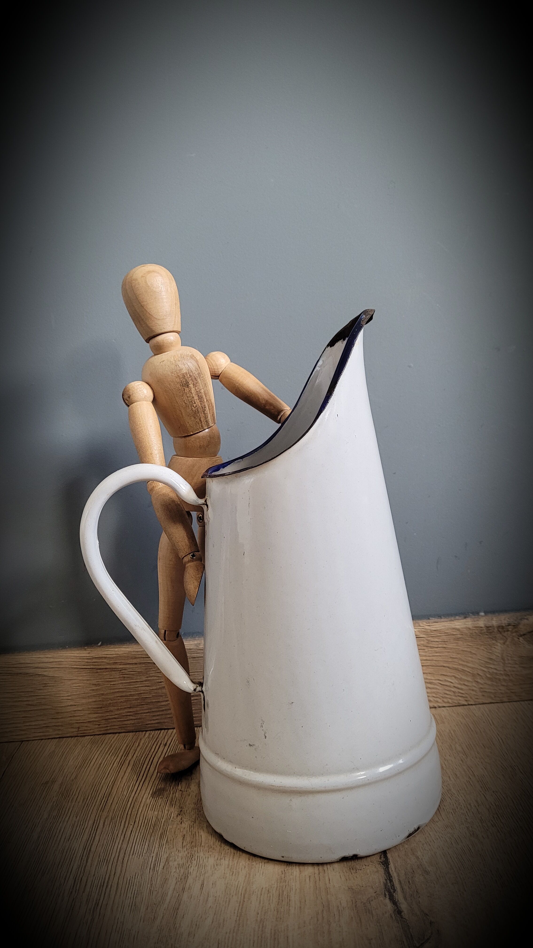 Broc enamelled white