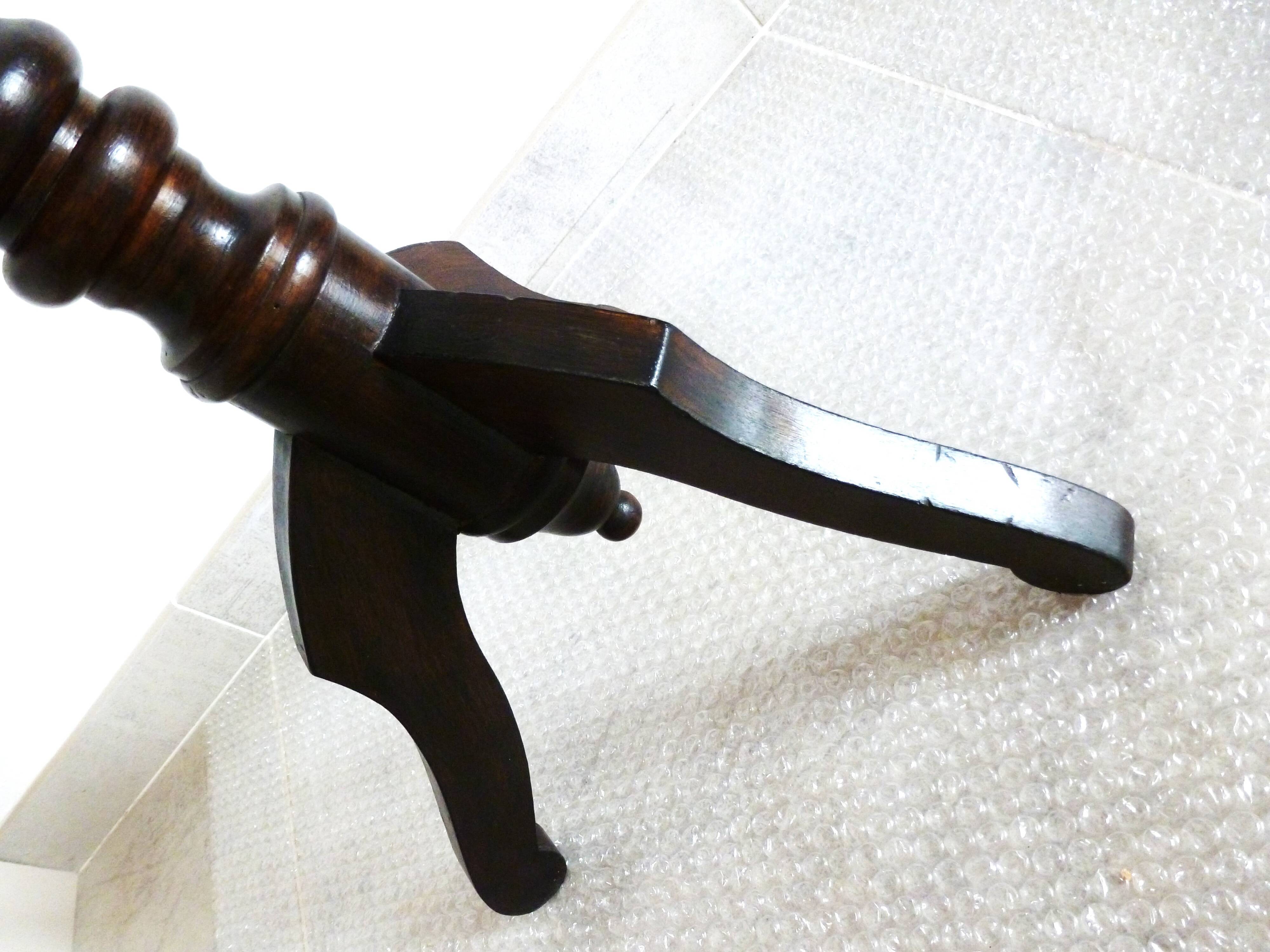 Salon table, plant stand table, plant support table.