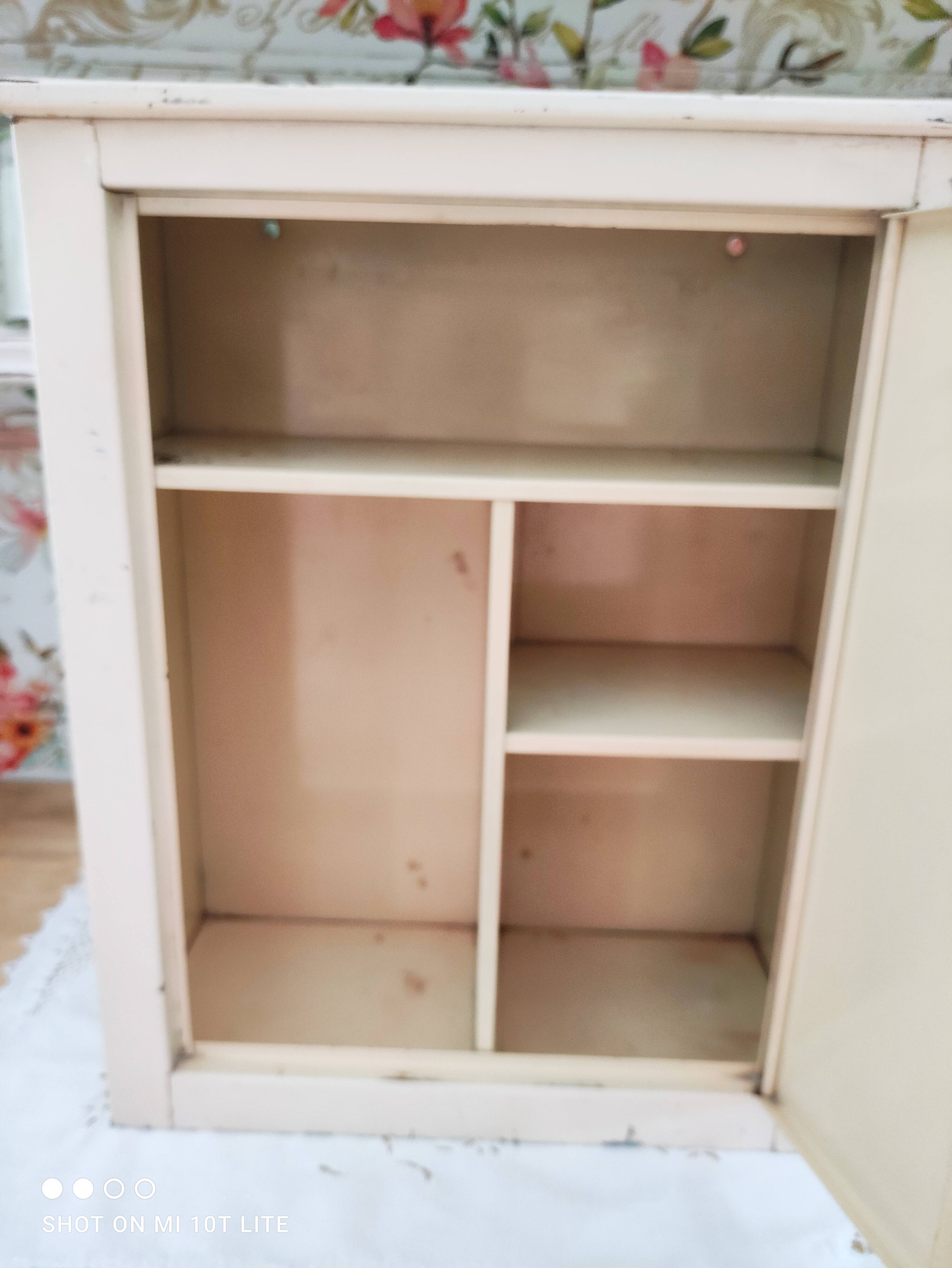 Armoire à pharmacie vintage années 50 en métal beige patiné