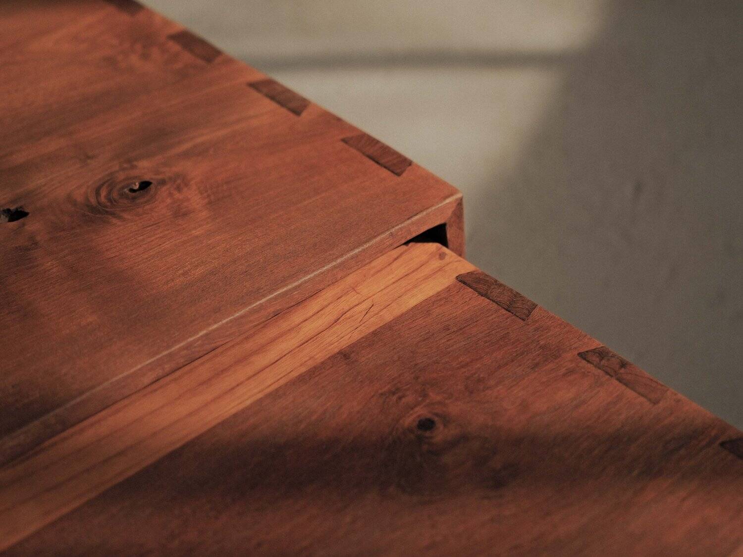 Pair of nesting coffee tables in solid wood, around 1980.