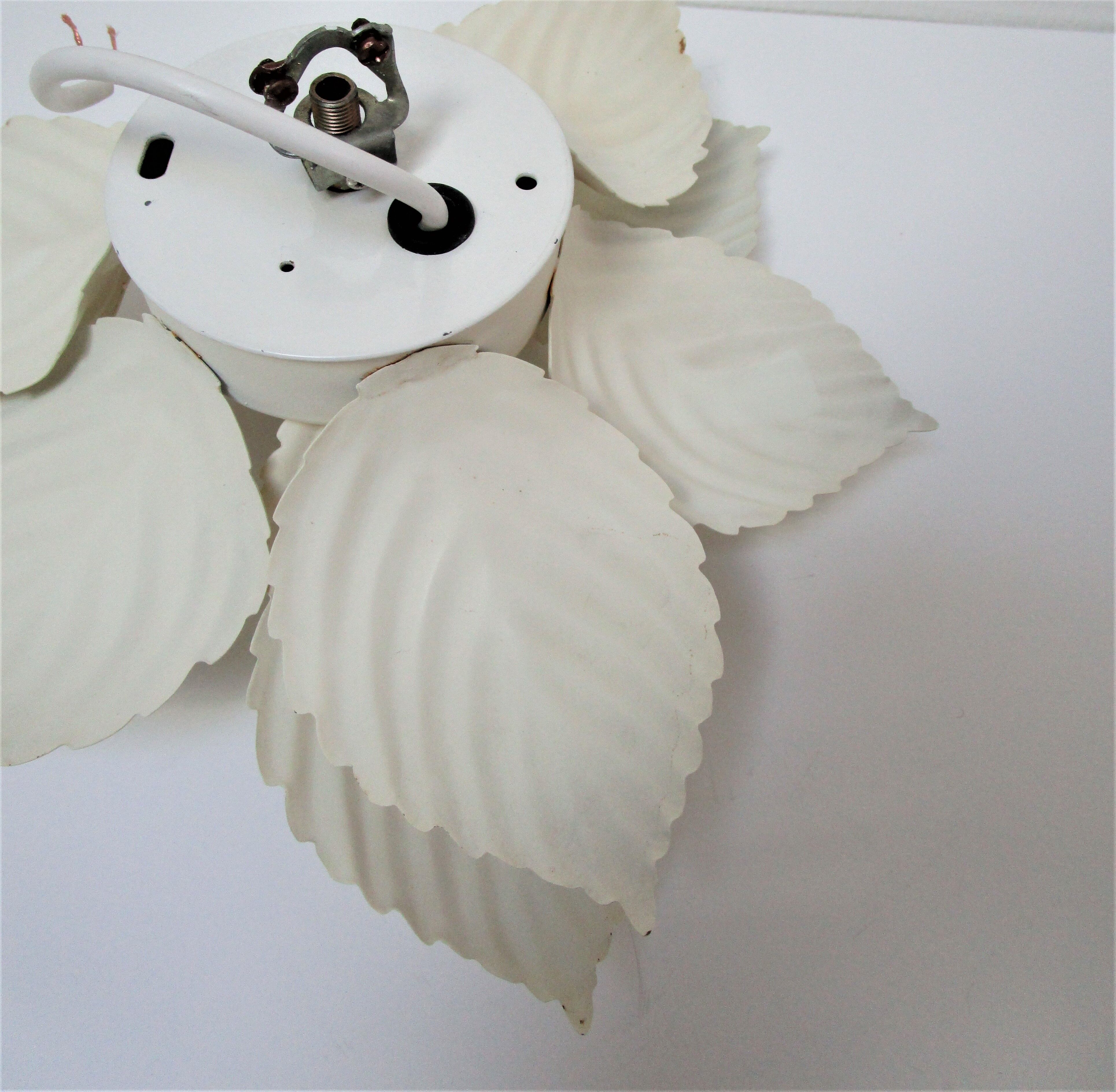 Masca flower sconce in metal white vintage cream