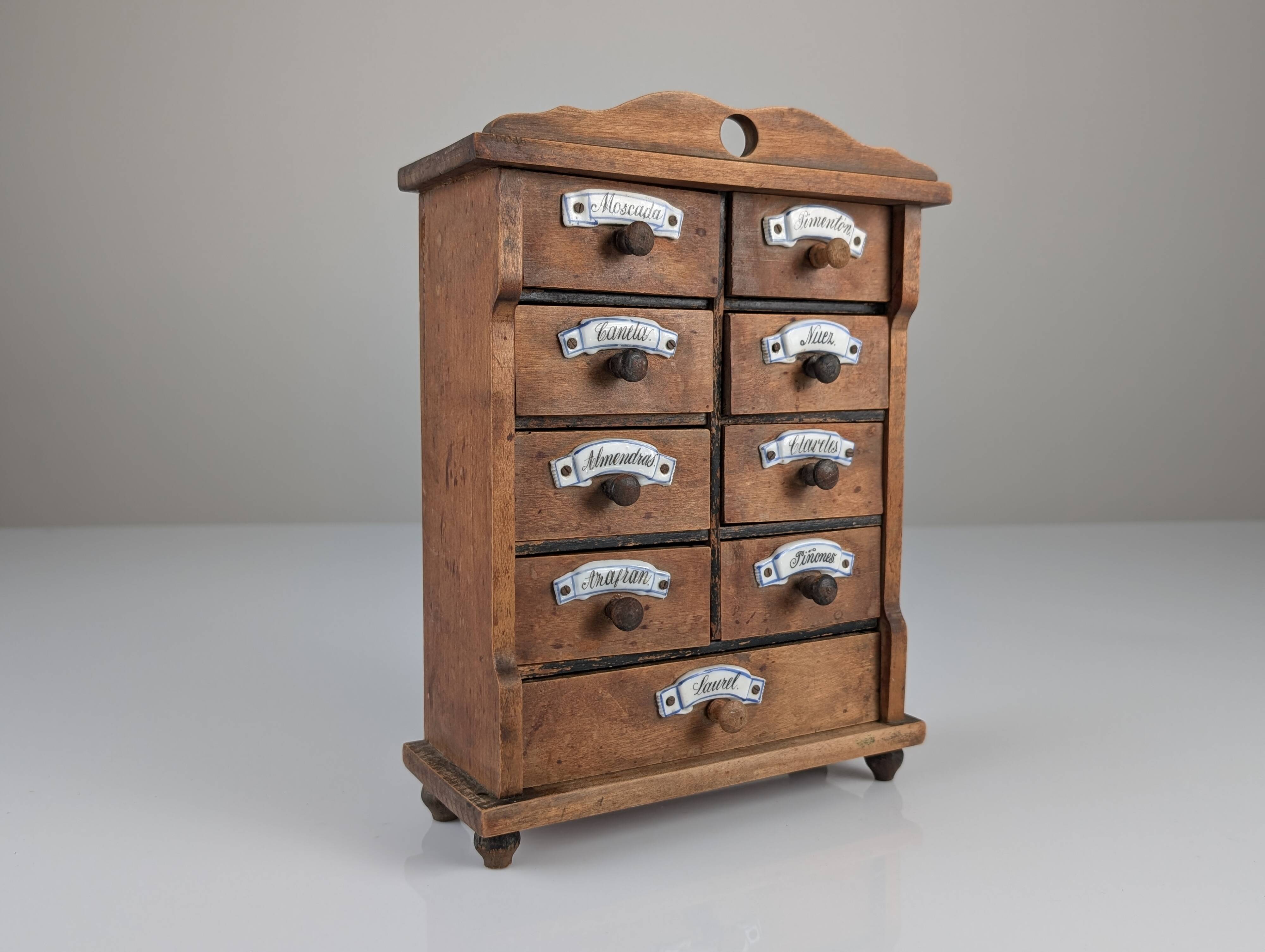 Cabinet à épices en bois rustique espagnol avec étiquettes en céramique, années 1930