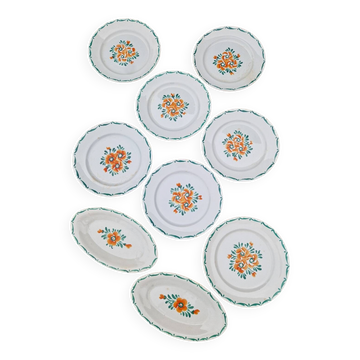 Set of 7 flat plates plus bowls.