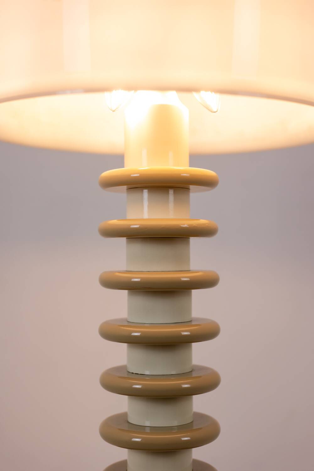 Lampadaire en bois laqué blanc et beige. Années 1980-90