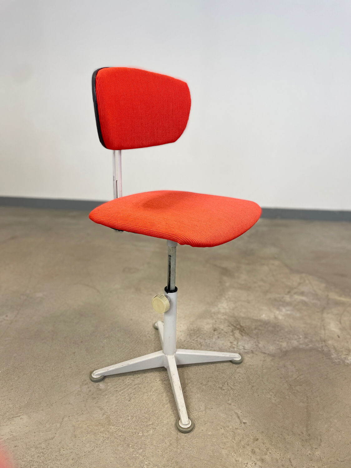 Adjustable desk chair