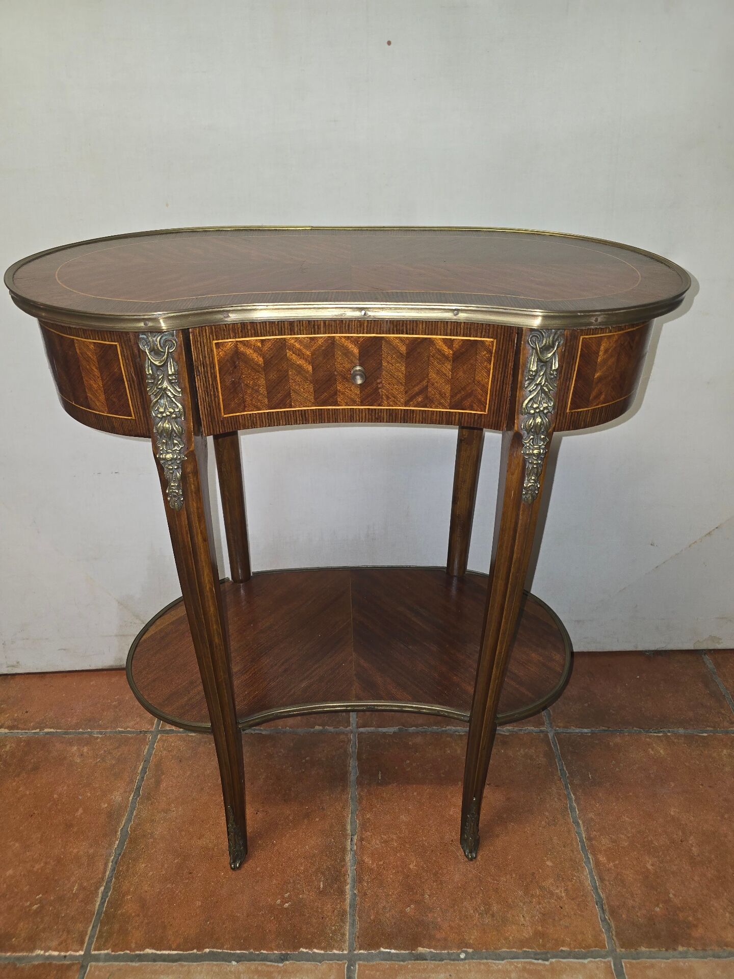 Kidney-shaped side table in Louis XVI style with marquetry.