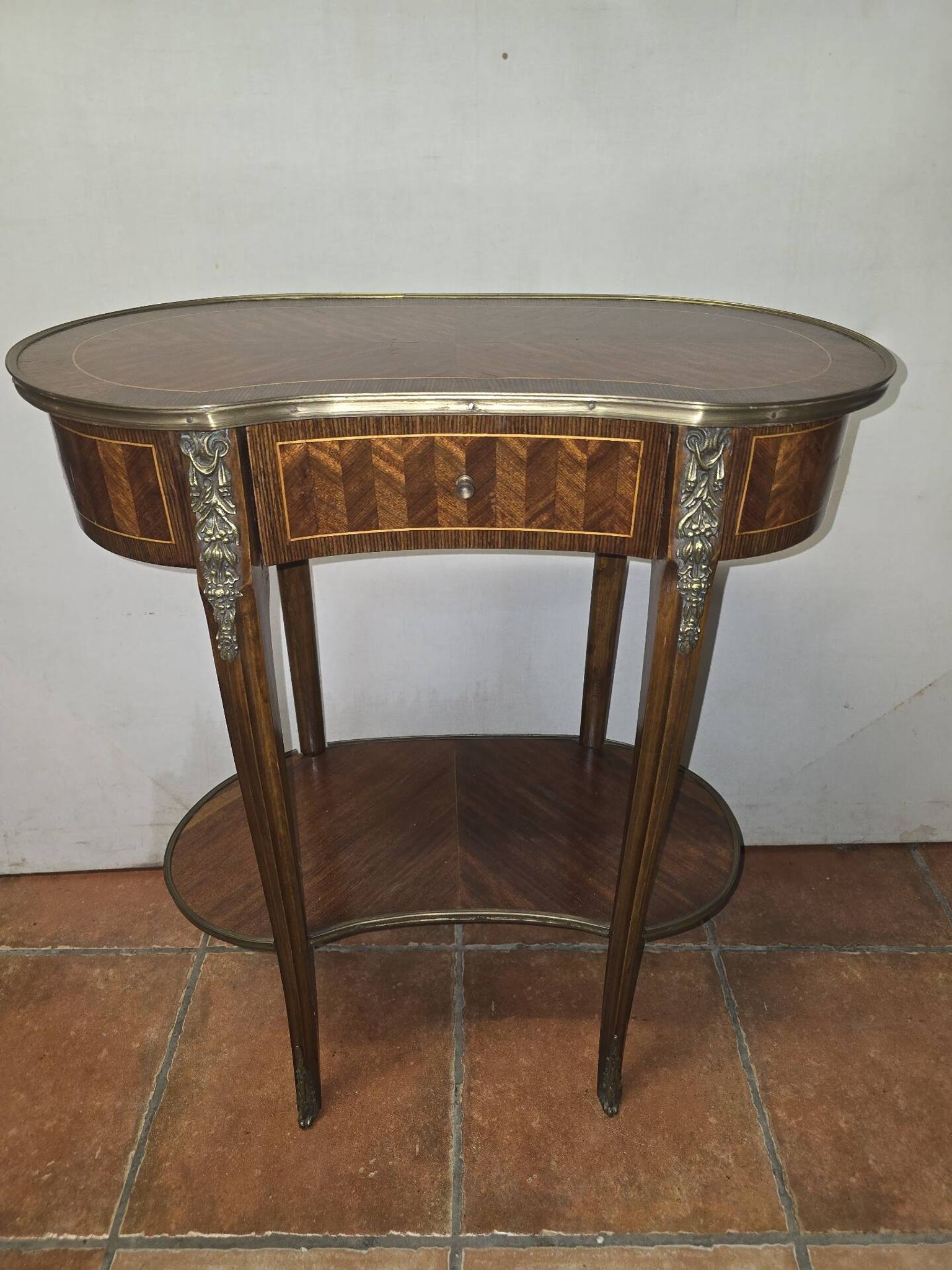 Table d'appoint rognon style Louis XVI en marqueterie