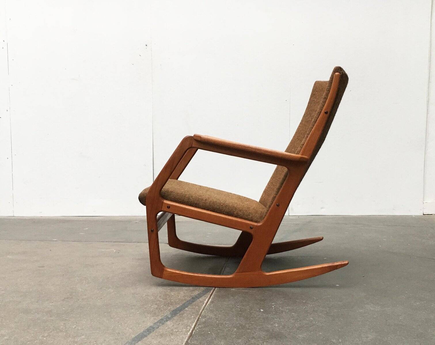 Mid-century model 100 rocking chair in Danish teak by Søren Georg Jensen for Kubus Møbler, 1960s.