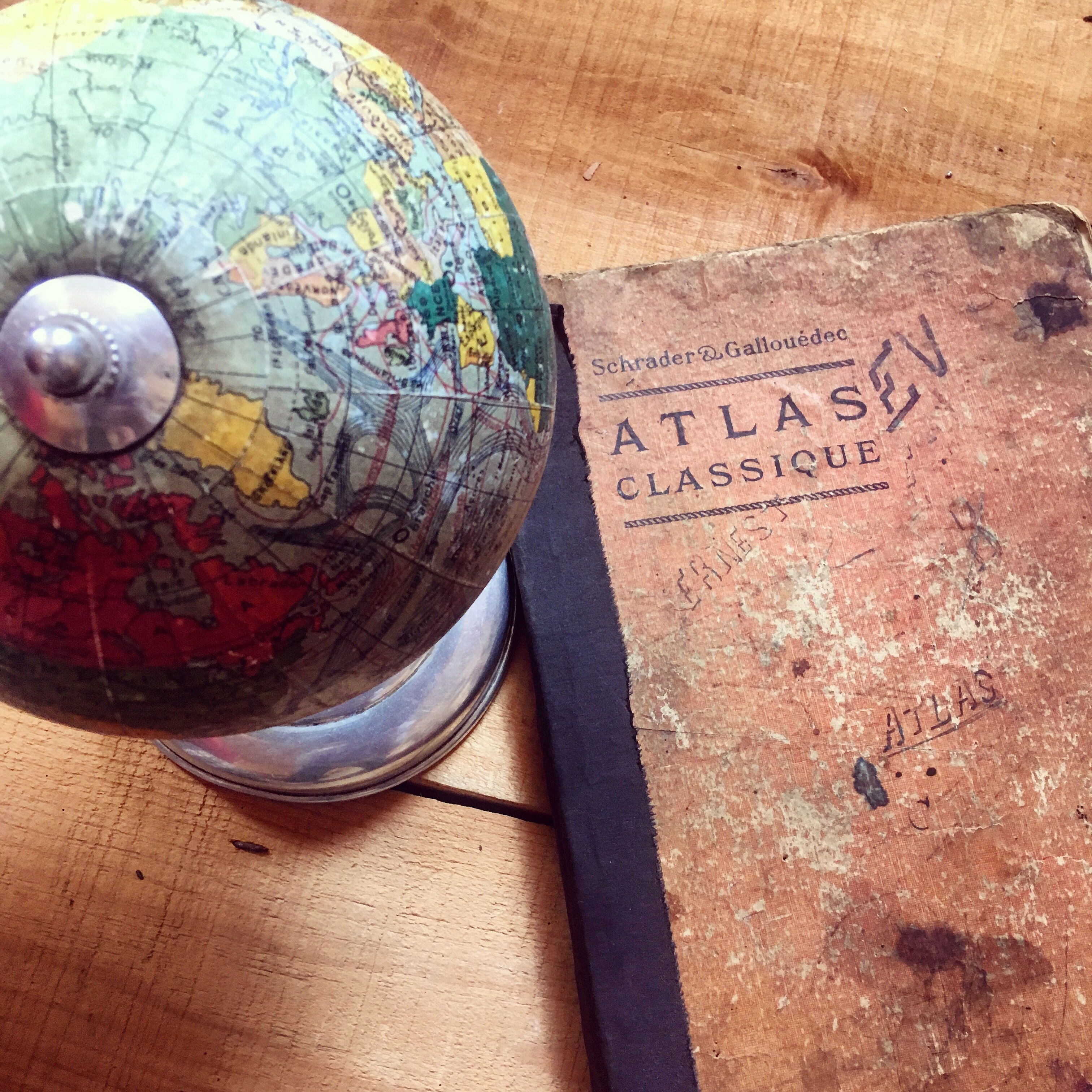 Former globe of the 40s/50s in boiled cardboard of the brand Taride