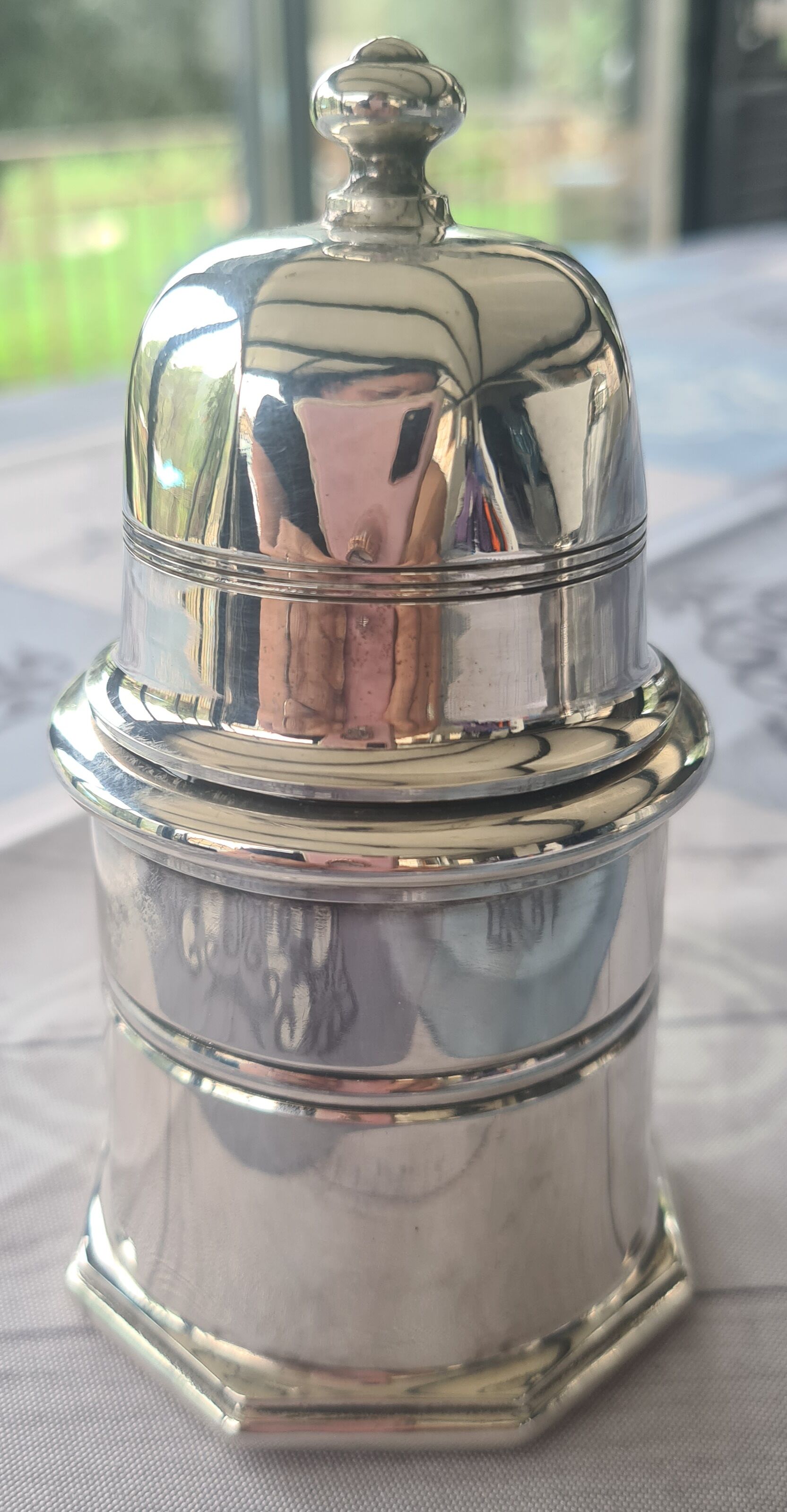 Table container from Christofle in silver-plated metal.