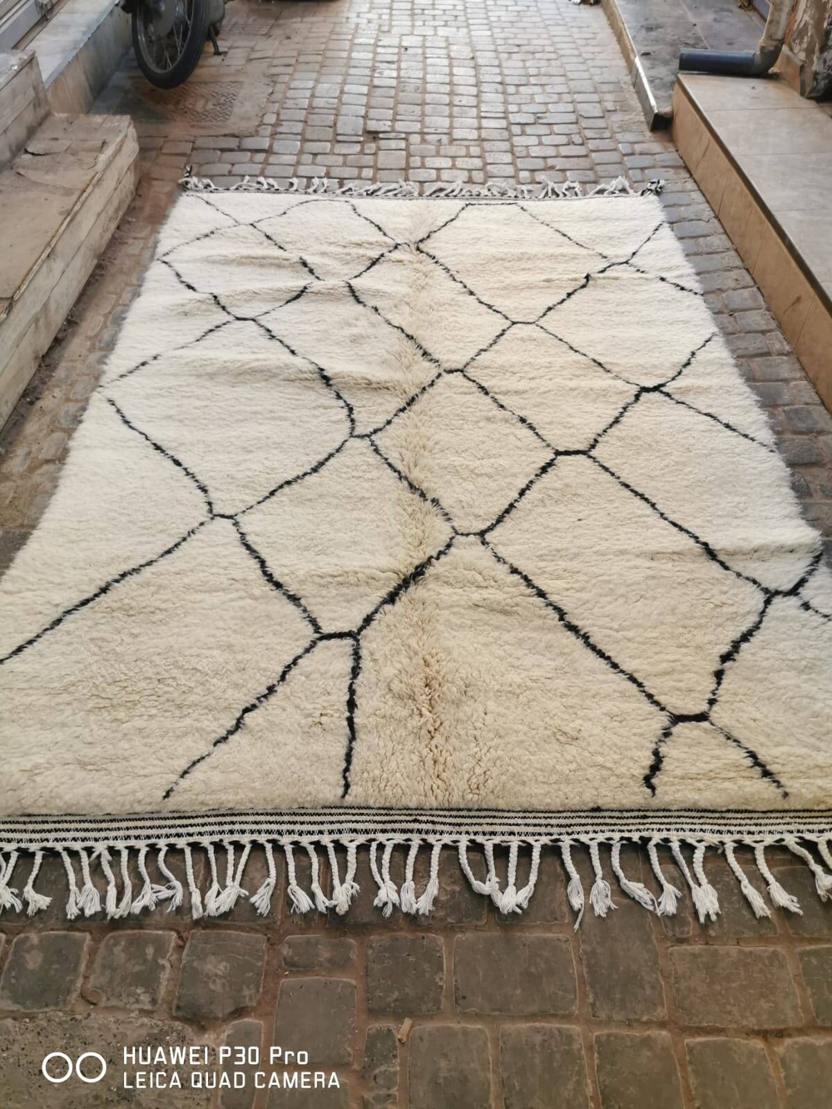 Authentique tapis berbère marocain écru et noir 3*2m