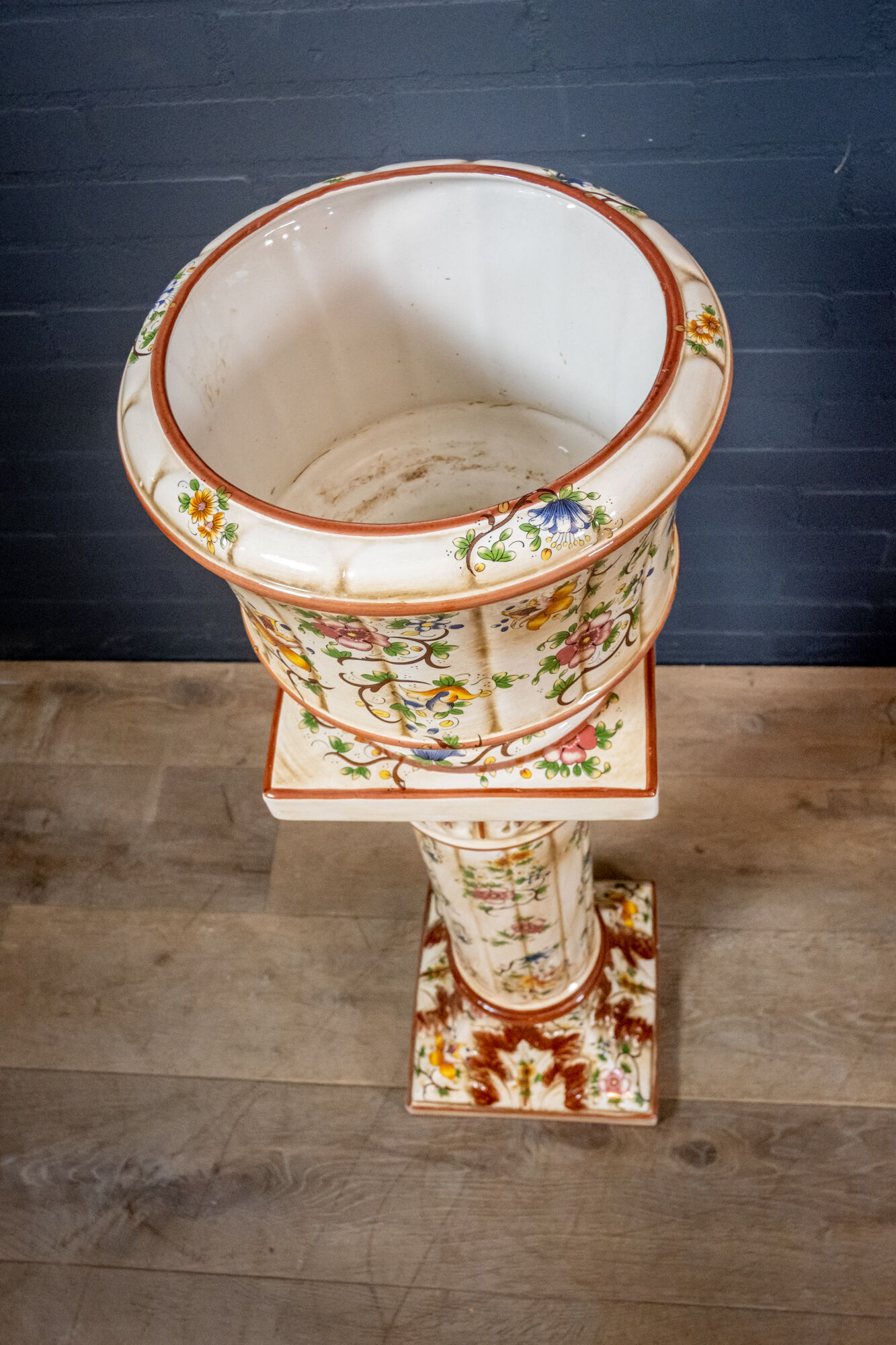 Piedestal with vase / flower pot