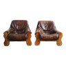 Paire de fauteuils brutalistes en cuir et bois