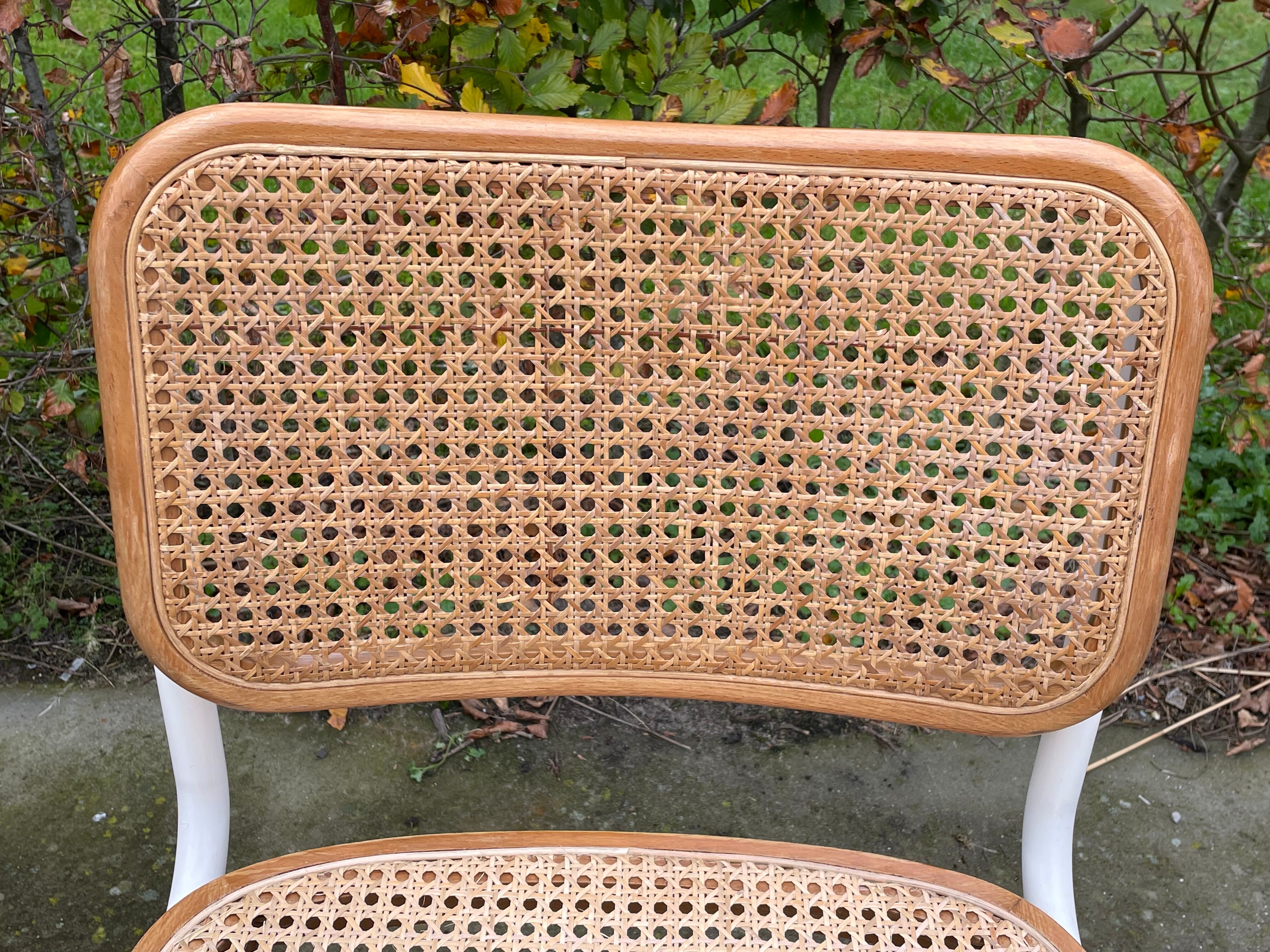 Chaise Cesca modèle b32 en blanc et bois par Marcel Breuer
