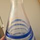 Vase/Carafe conique en verre
soufflé à décor de spirale bleue