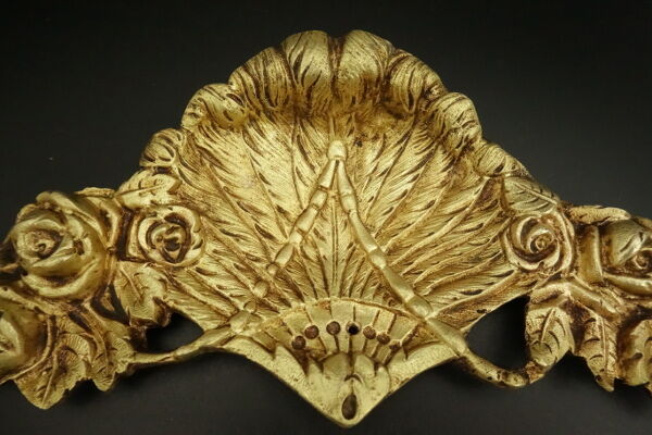 Large pediment with peacock feathers, Louis XVI style, 19th century