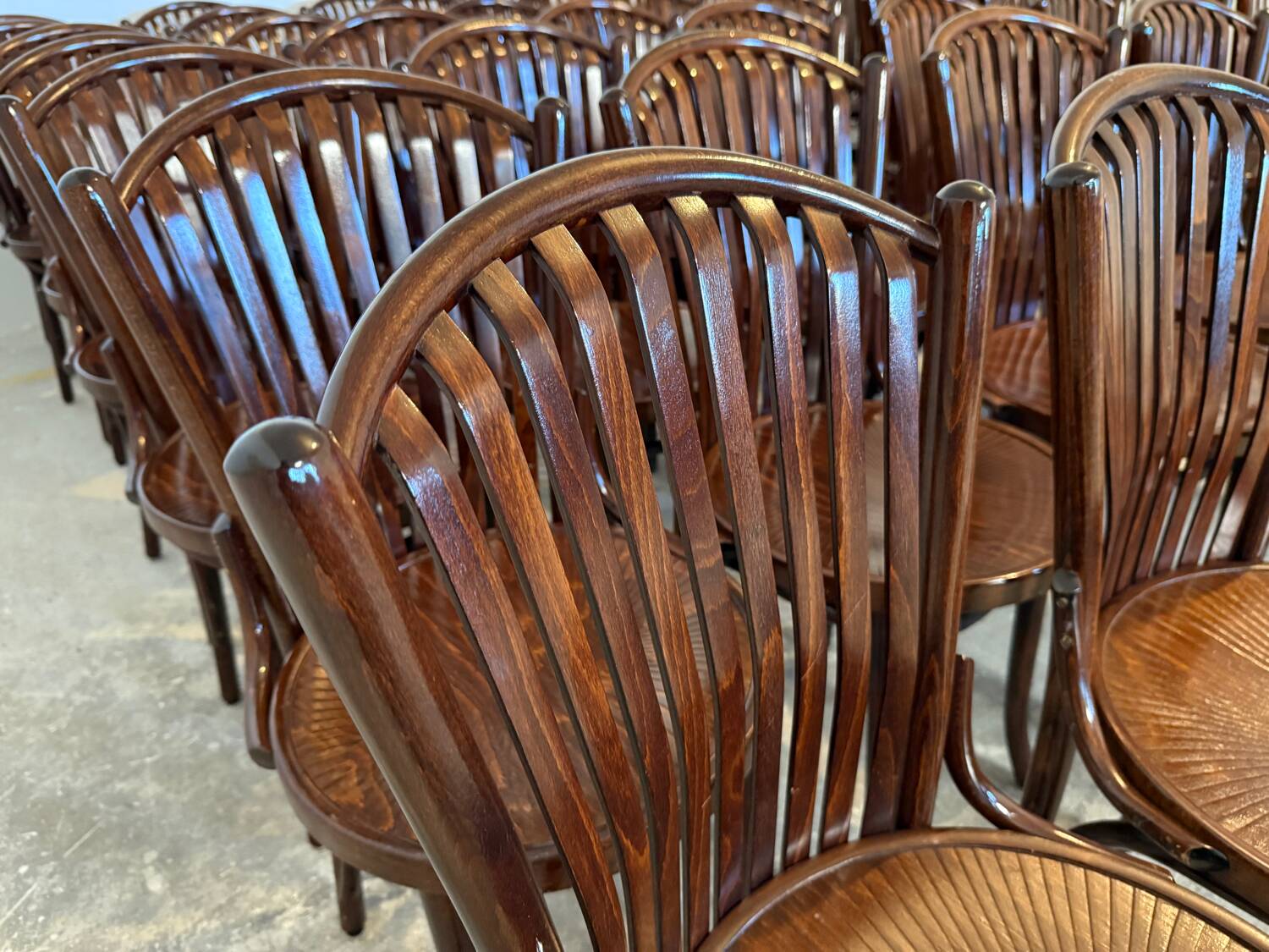 Set of 40 bentwood bistro chairs – Thonet style – Acajou finish
