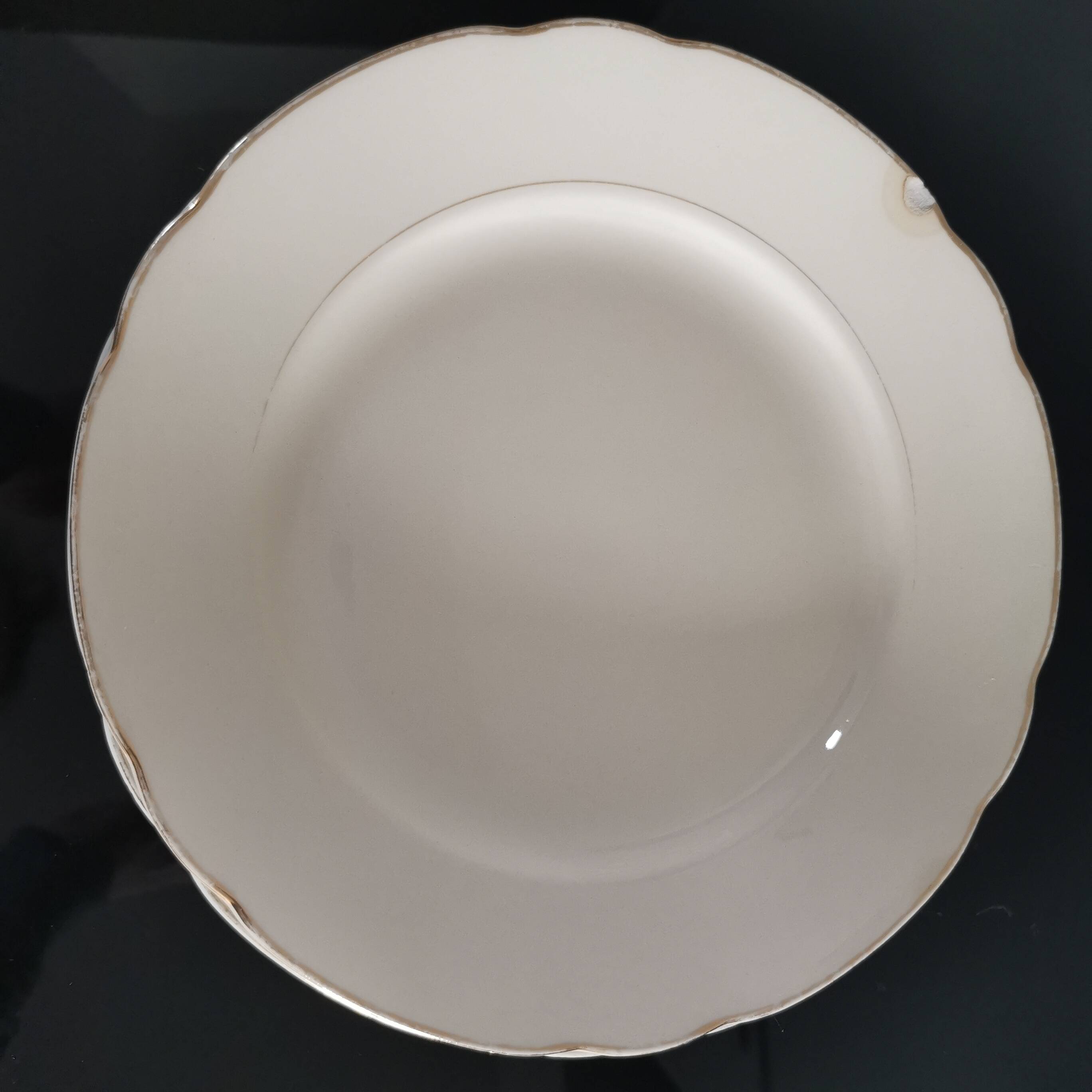 Set of 6 Villeroy and Boch flat plates in ivory color and gold edging
