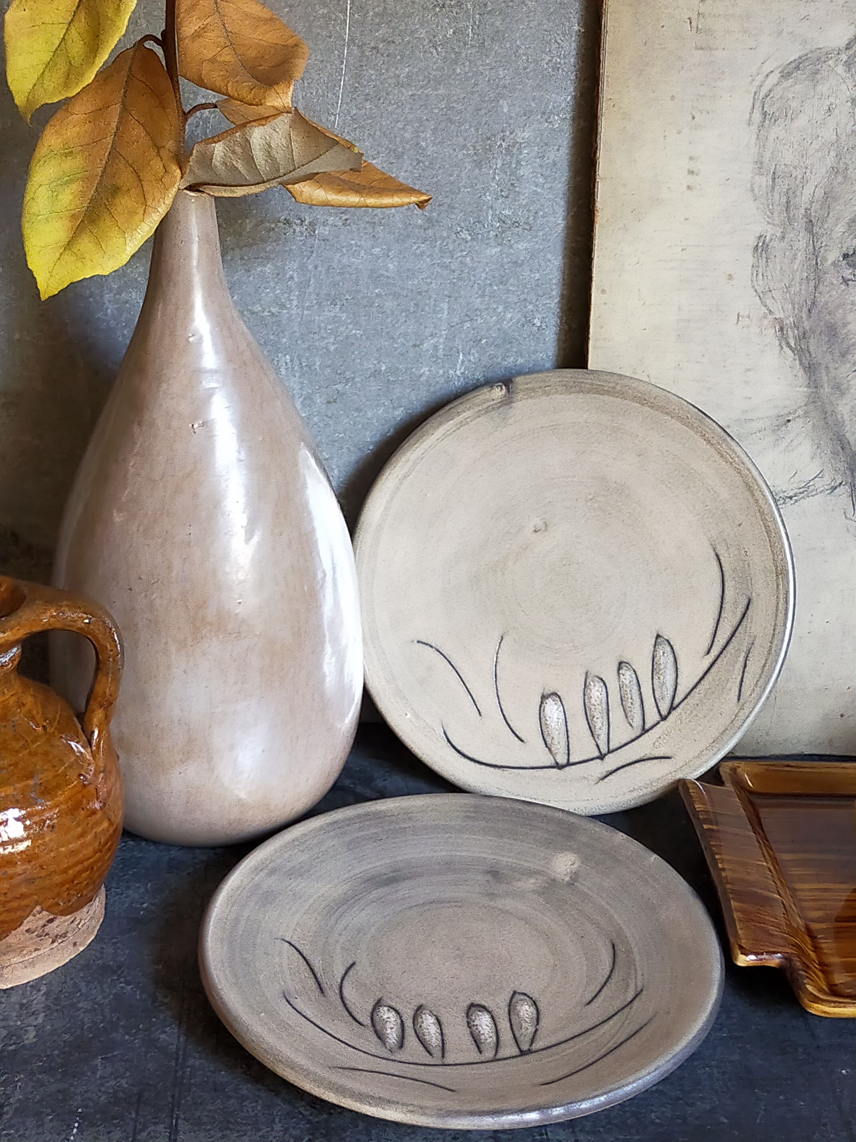 Duo of ceramic plates decorated with vintage foliage