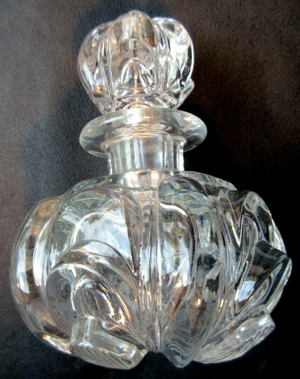 Flacon de parfum cristal Baccara ananas en forme de boule sculptée