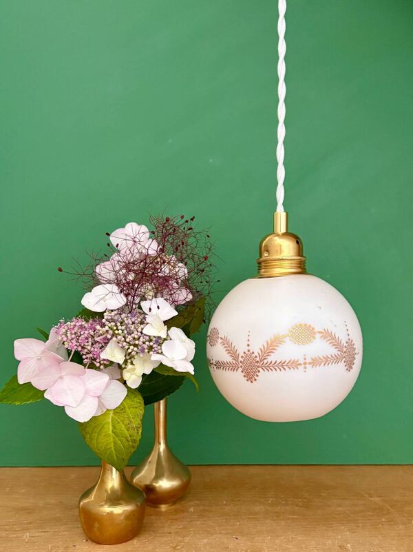 Suspension globe vintage en opaline blanche et dorée