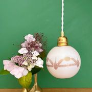 Suspension globe vintage en opaline blanche et dorée