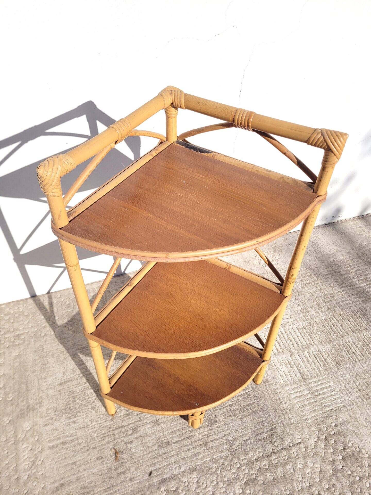 Corner rattan shelf with 3 wooden shelves