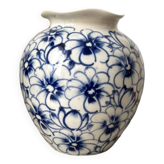Vase en céramique blanche et bleue
