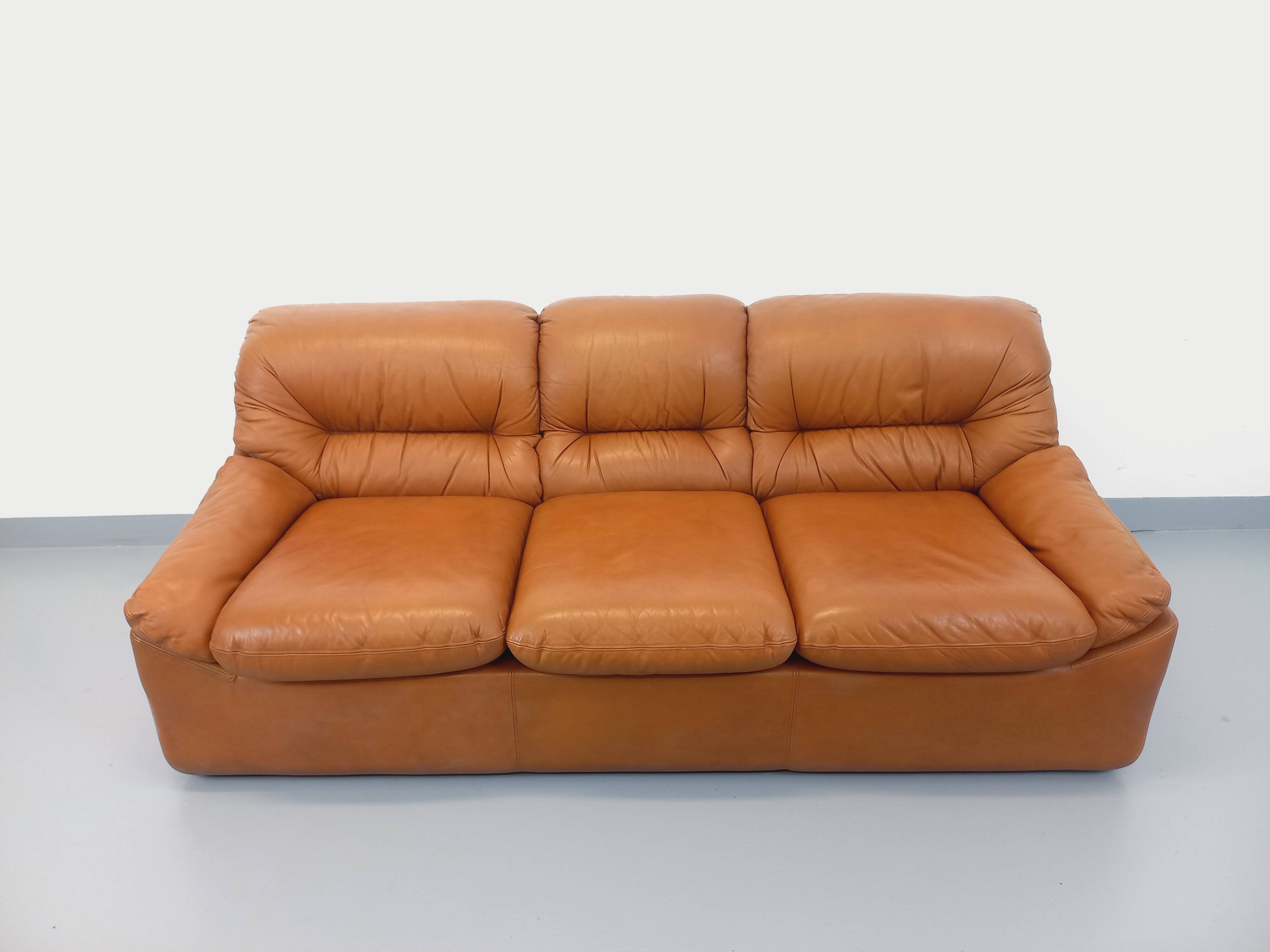 Vintage cognac camel leather canapé from the 1970s.