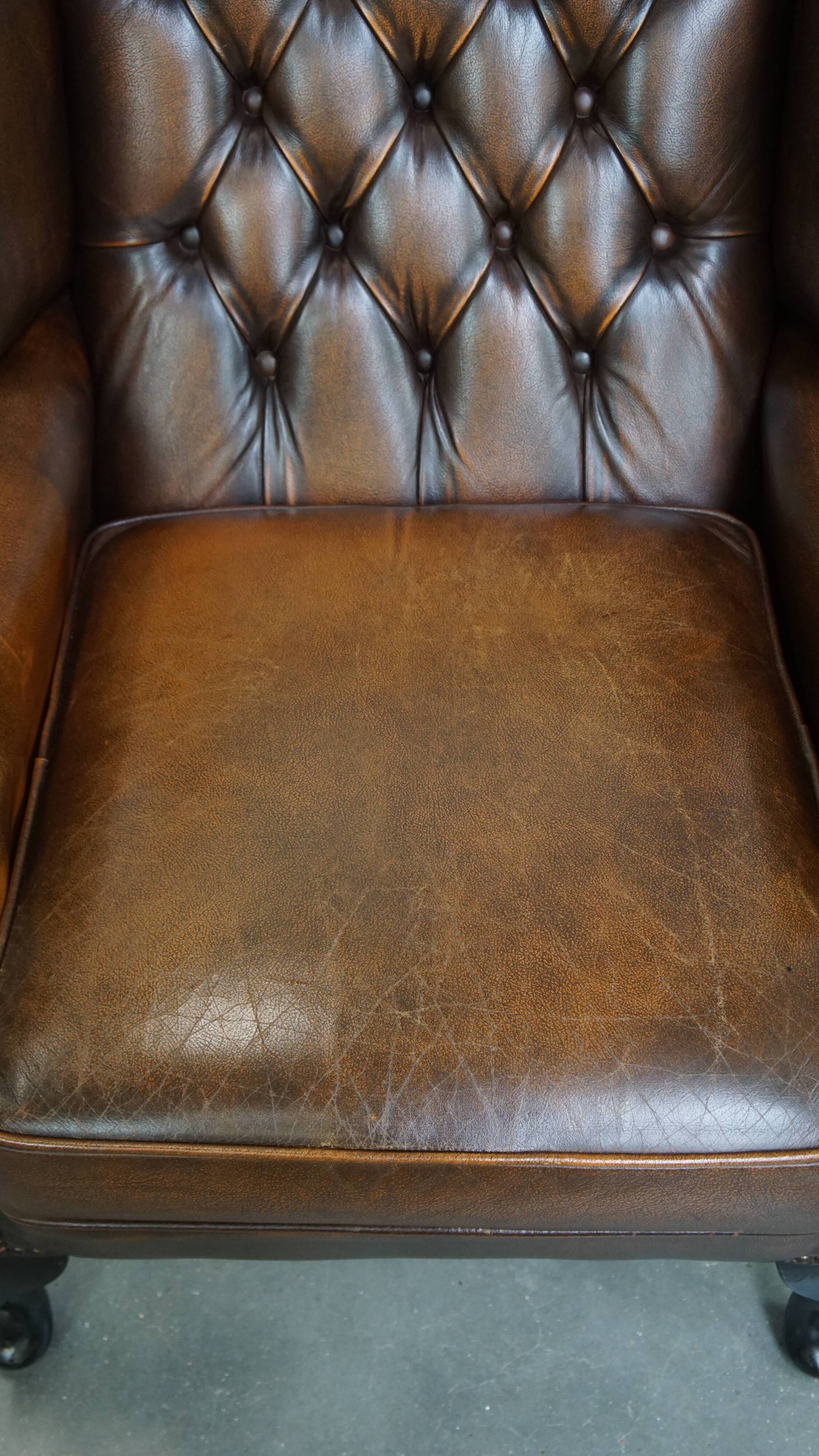 Fauteuil Chesterfield en cuir de vache marron de style anglais